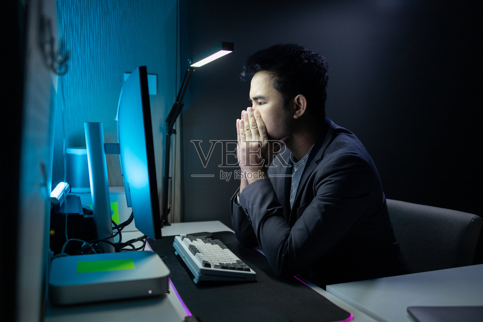 企业家厌倦了他们的工作，商人为管理一家初创公司而感到压力，公司员工因为他们的笔记本电脑出现问题而感到压力，压力想法。照片摄影图片