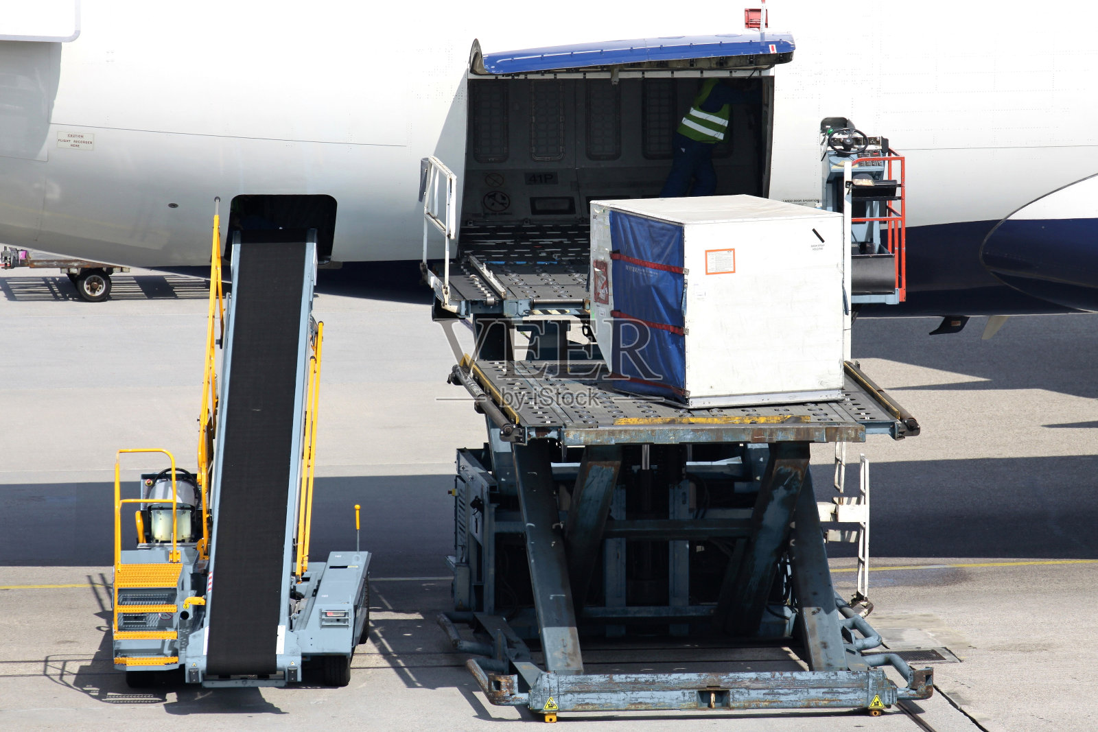 在国际机场，机组装载装置被装载到飞机上照片摄影图片