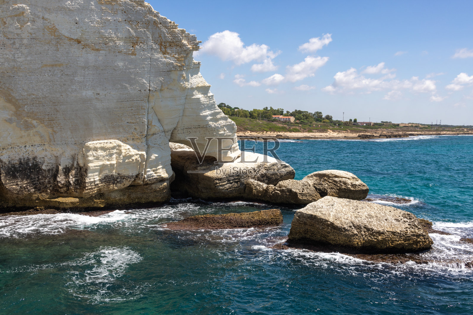 水岸边的白色悬崖，以色列罗什哈尼克拉照片摄影图片