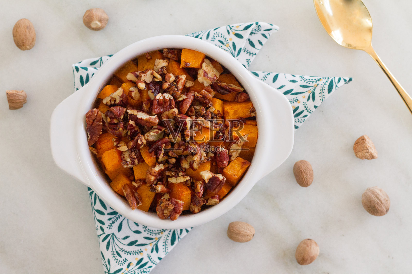 南瓜和山核桃砂锅照片摄影图片