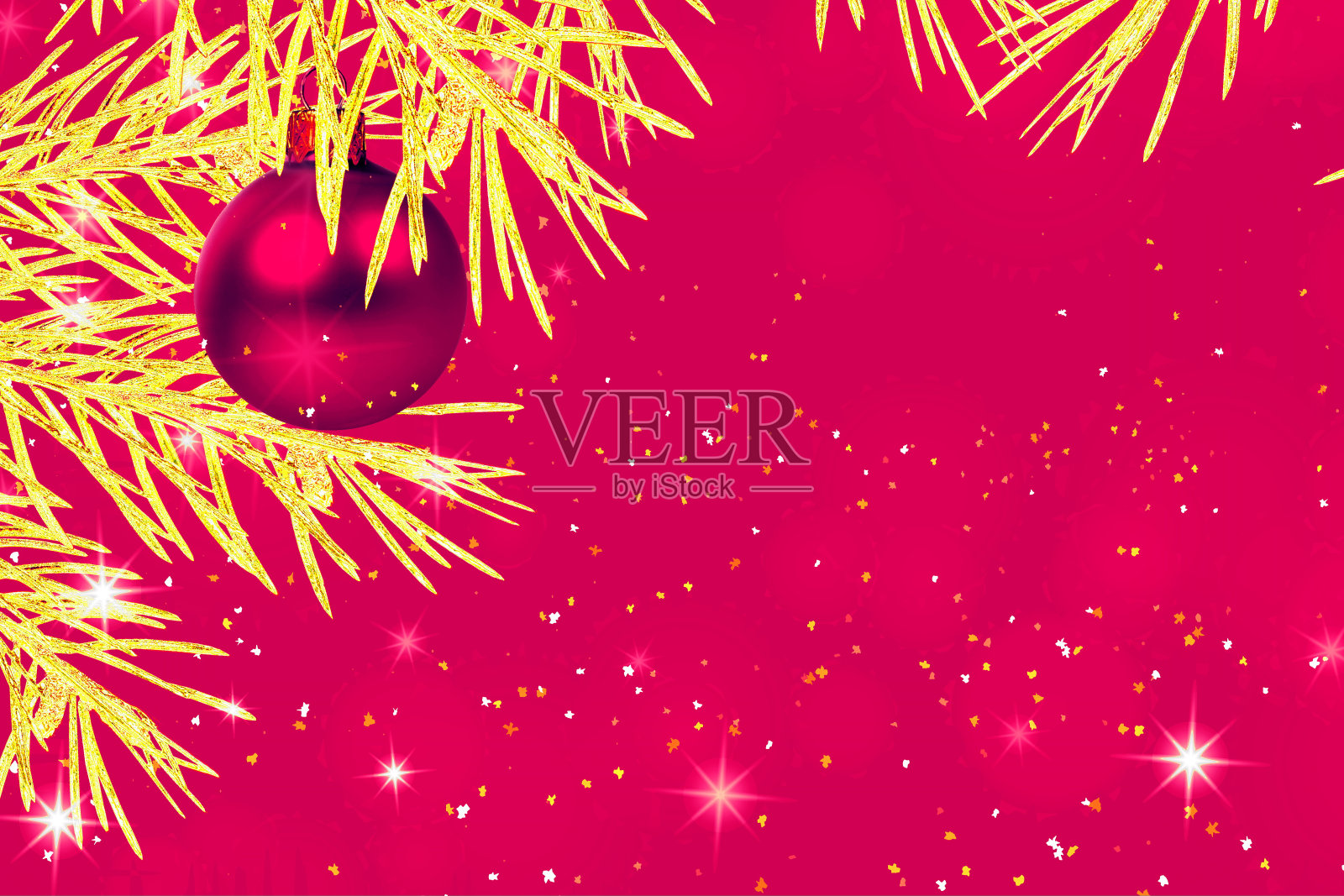 金碧辉煌的新年星卡，金色的常绿树枝，闪烁的红色背景照片摄影图片