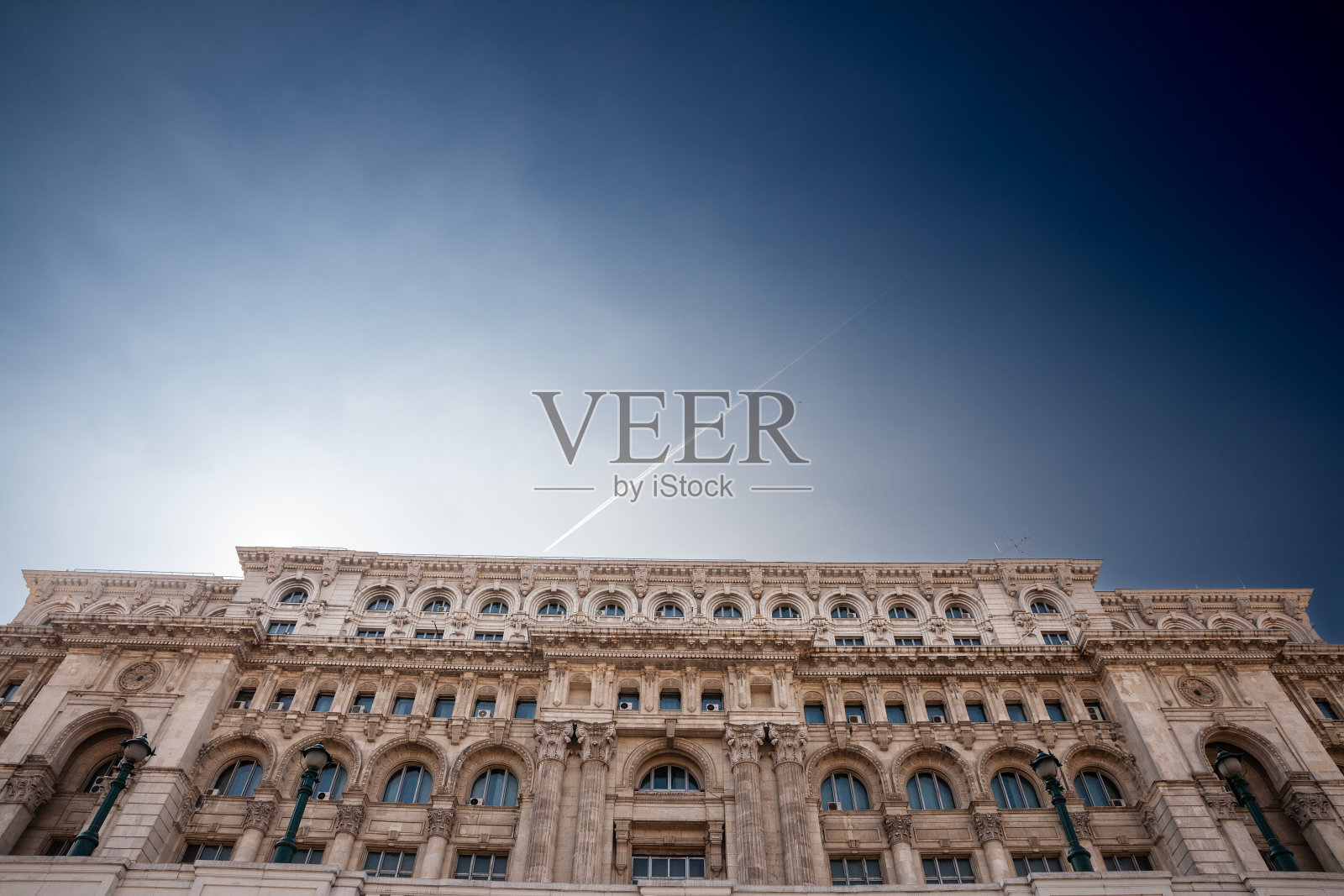 罗马尼亚布加勒斯特的罗马尼亚议会大厦全景，它是罗马尼亚共产主义的象征，也被称为Casa Poporului，从布加勒斯特的下面看。照片摄影图片