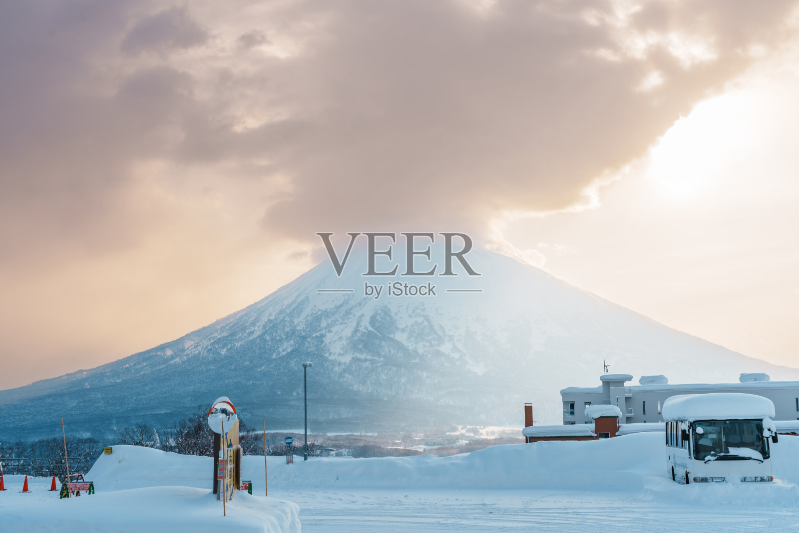 在二世谷，冬天有雪的美丽的Yotei山。是日本北海道的标志性建筑，也是滑雪和单板滑雪的热门旅游景点。旅游度假概念照片摄影图片