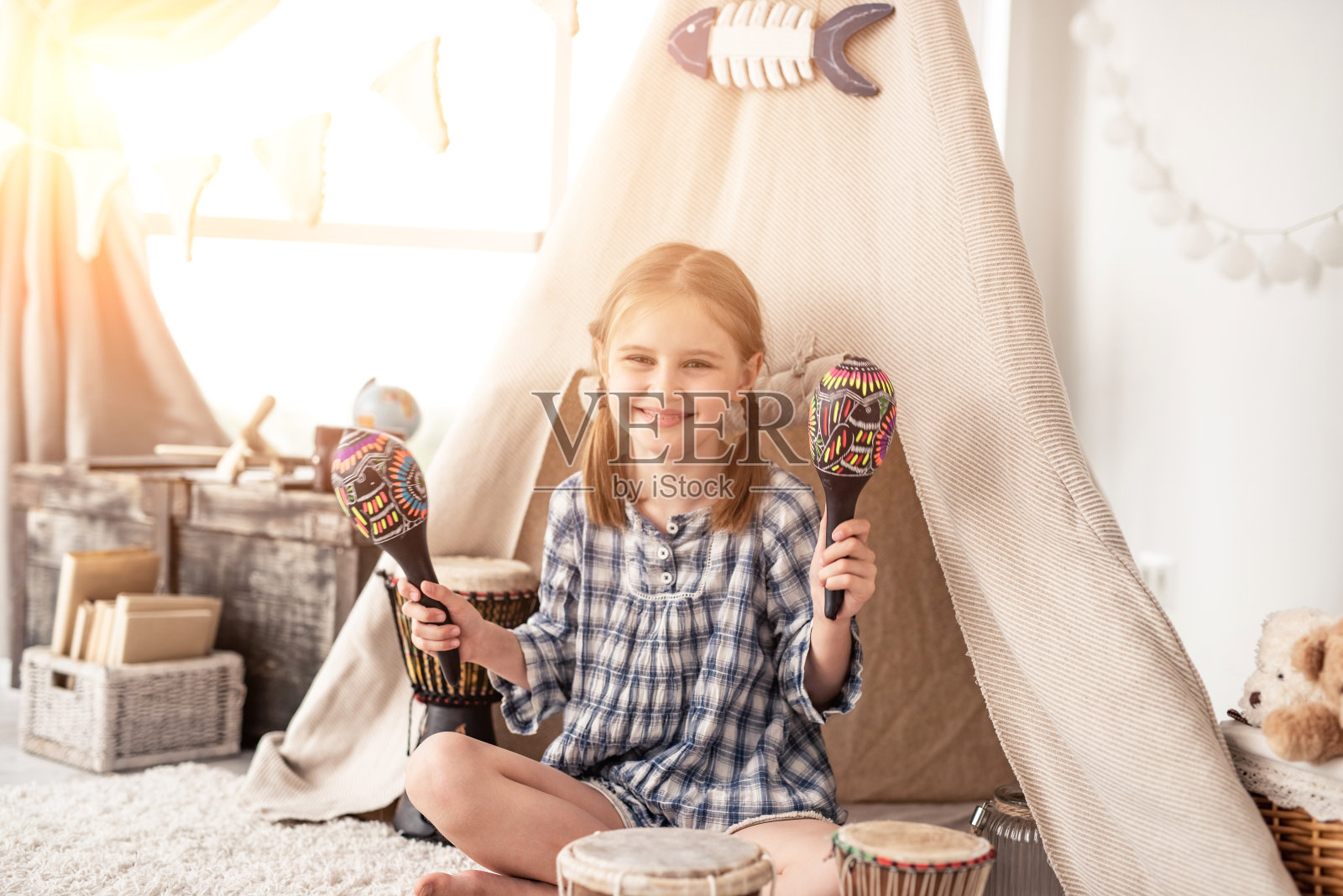 快乐的小女孩在玩沙球照片摄影图片