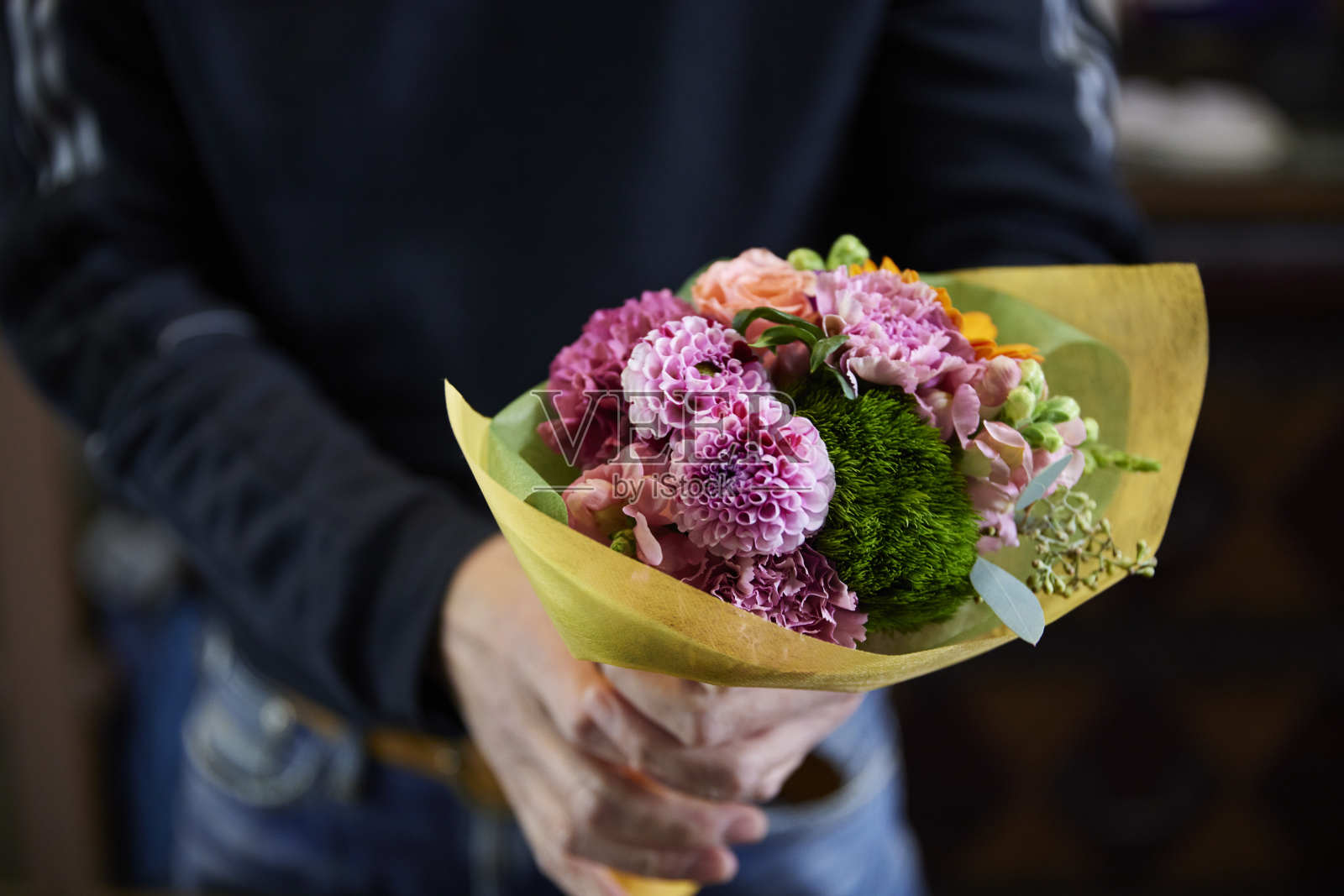 一位男职员在花店制作花束的双手照片摄影图片