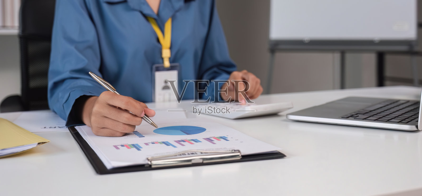 商业女性用计算器和笔记本电脑在办公室的木桌上做数学、金融和商业工作背景，税务、会计、统计和分析研究概念照片摄影图片