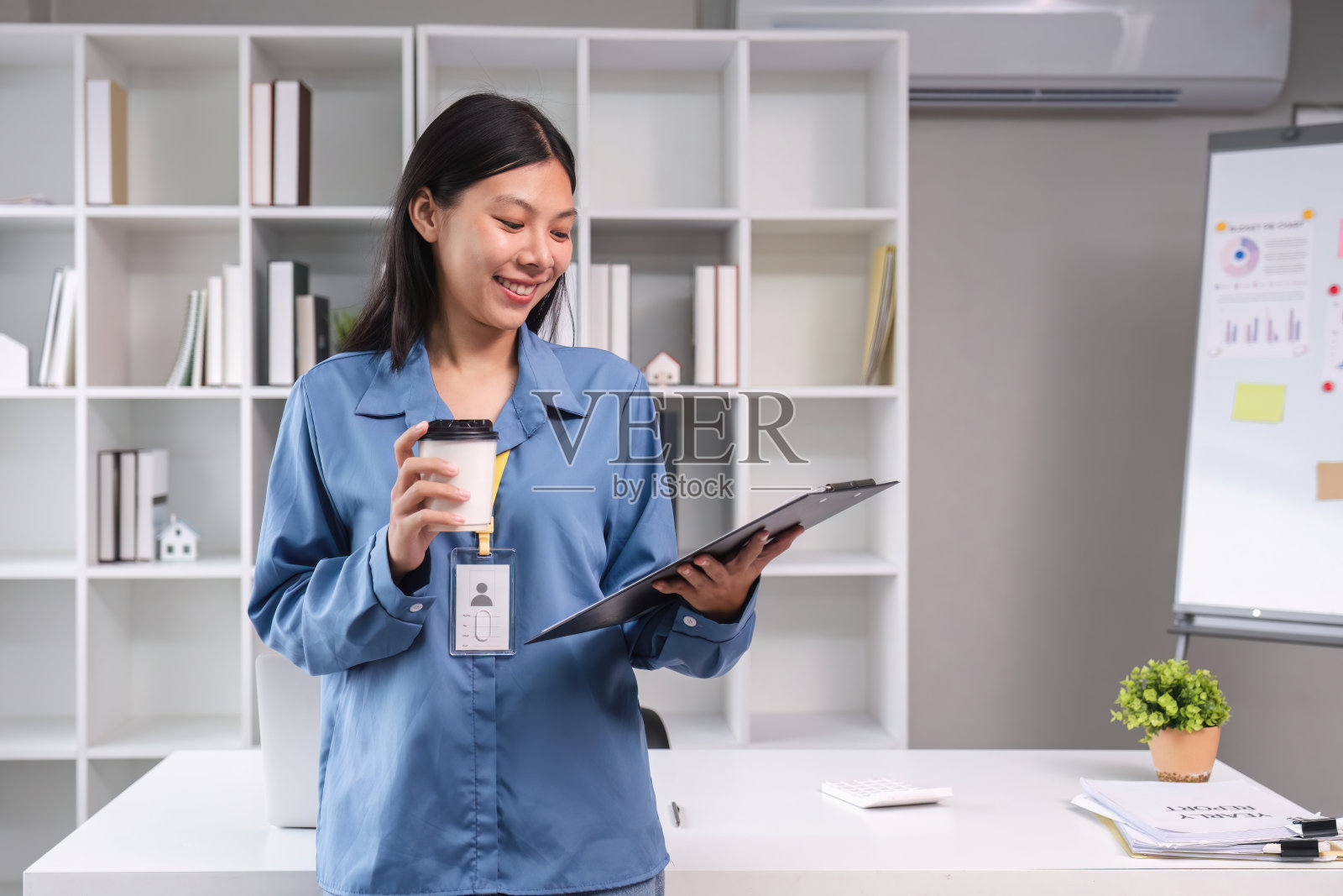 做金融、文件的女商人。办公室桌子上的数学剪贴板和商业背景，税务，会计，统计和分析研究的概念。照片摄影图片