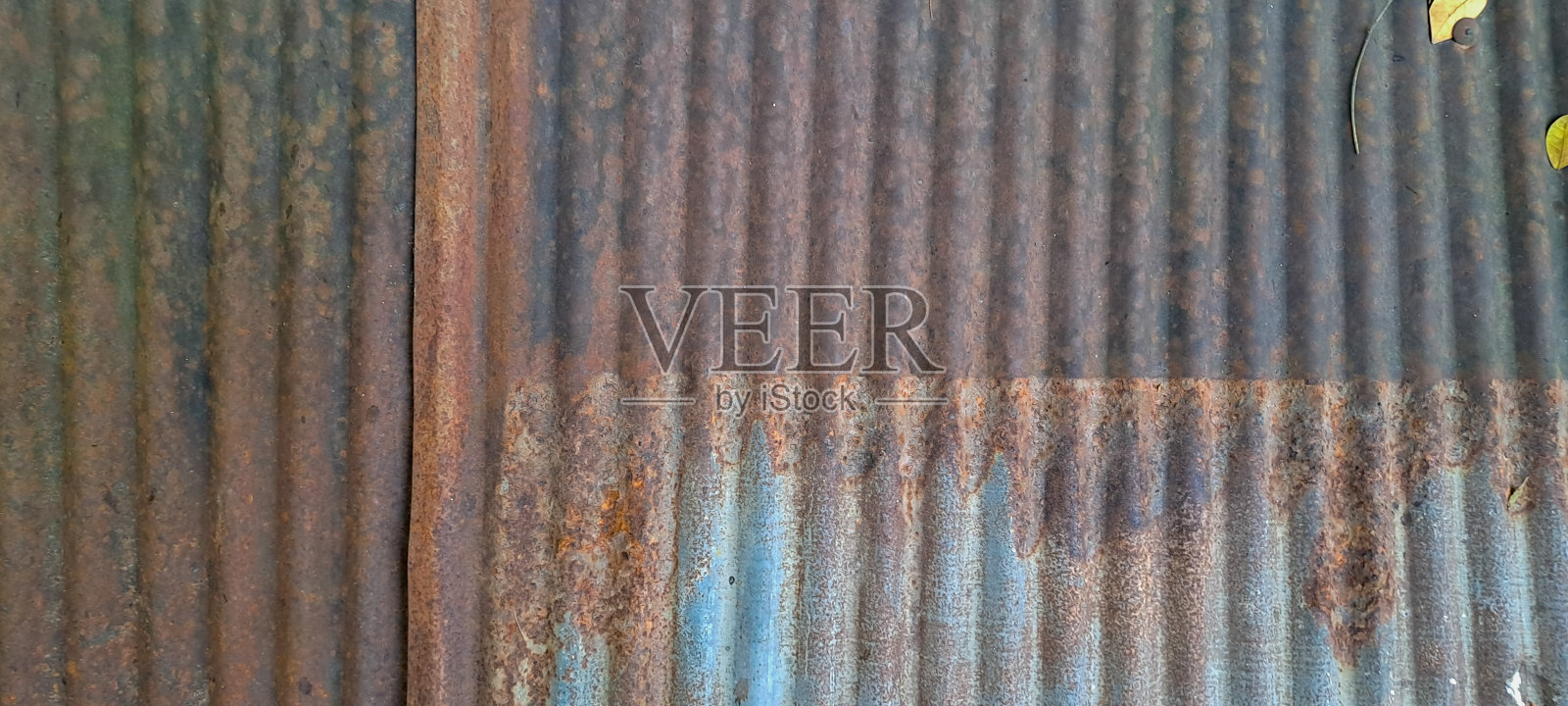 旧锌墙纹理背景，生锈的镀锌金属屋面板纹理照片摄影图片