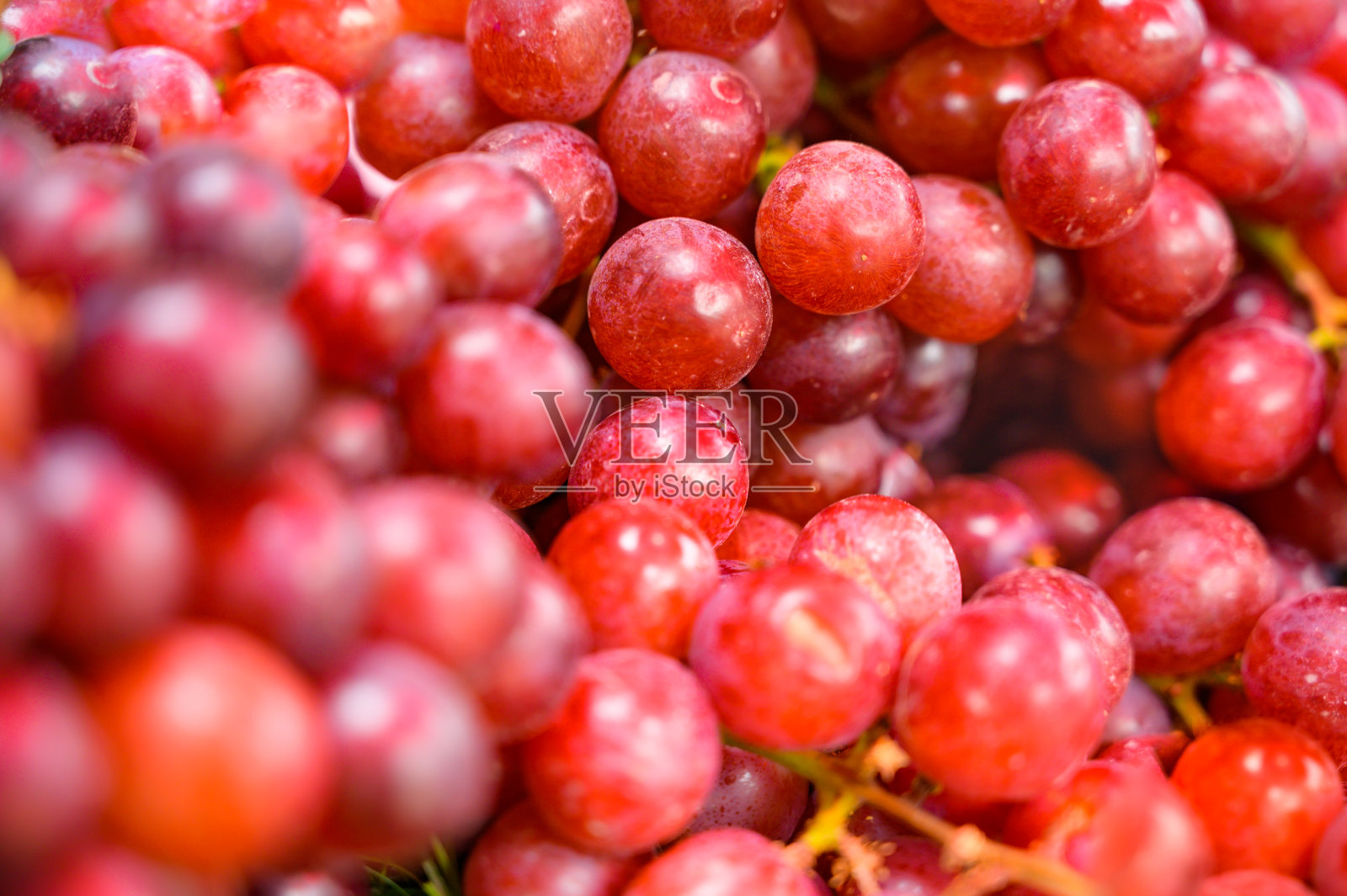 背景是新鲜市场摊位上成熟的红葡萄照片摄影图片