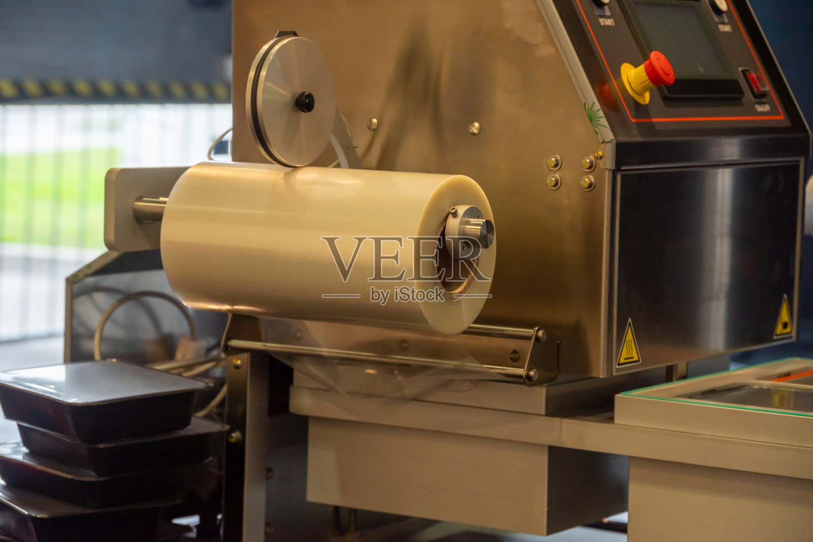 工业机械，用于包装使用薄膜卷的产品。照片摄影图片