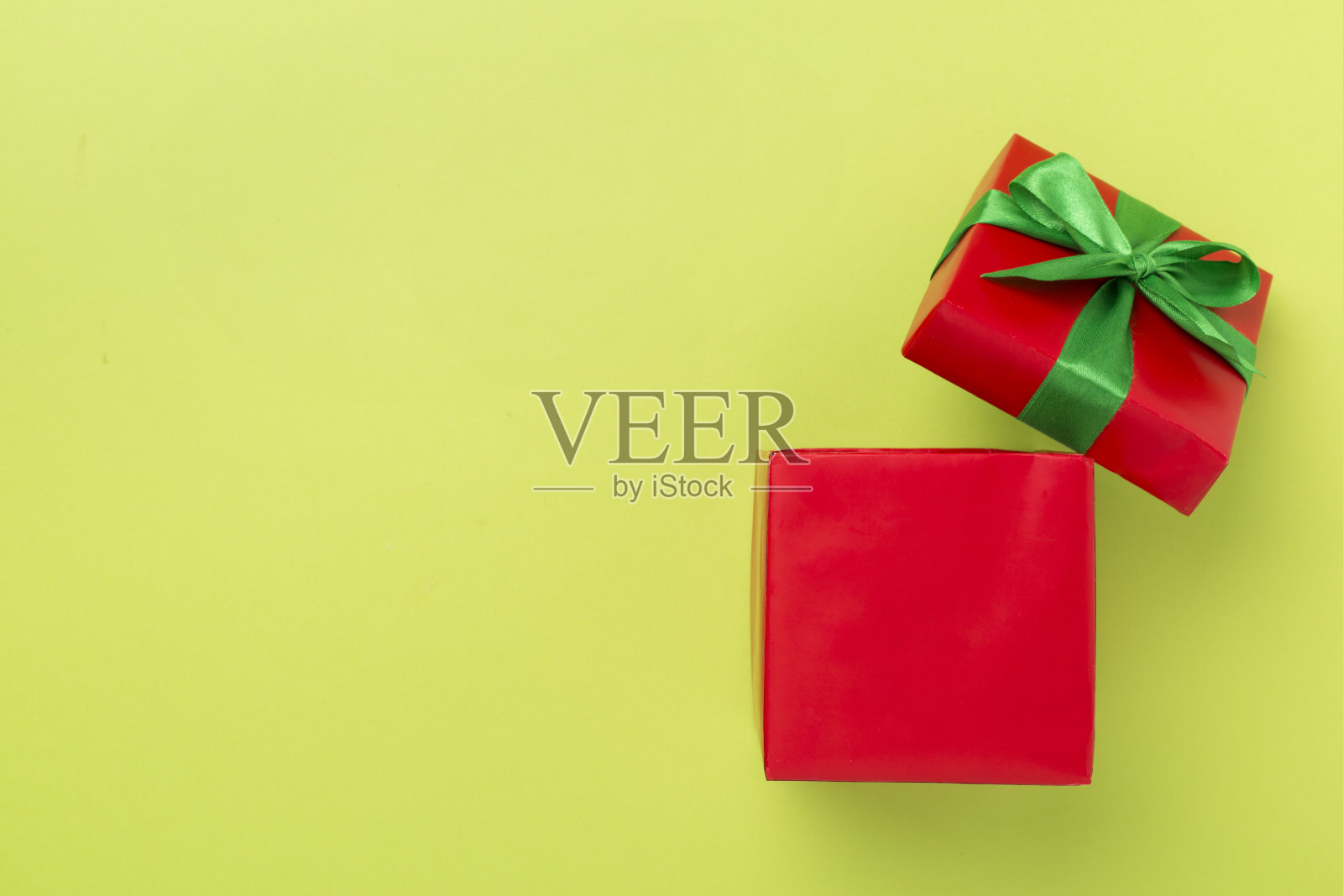 打开红色礼盒与派对彩纸彩色背景，顶视图照片摄影图片