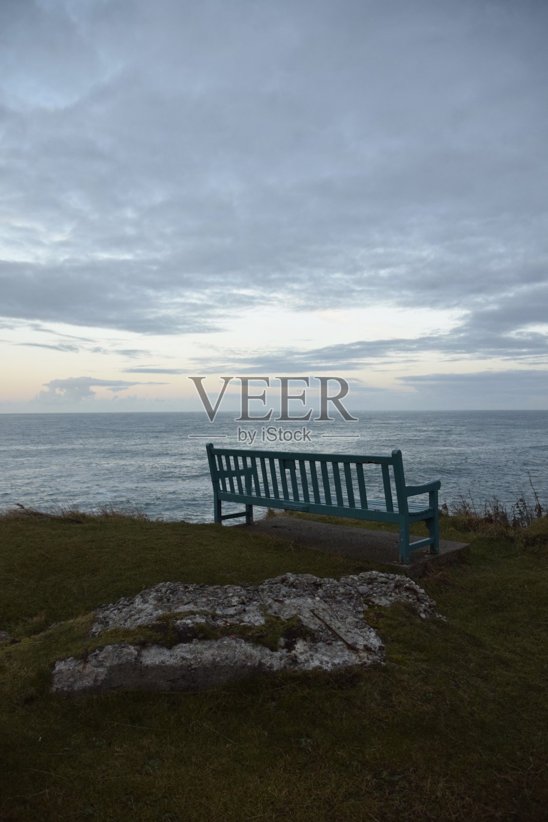 俯瞰大海的长椅照片摄影图片