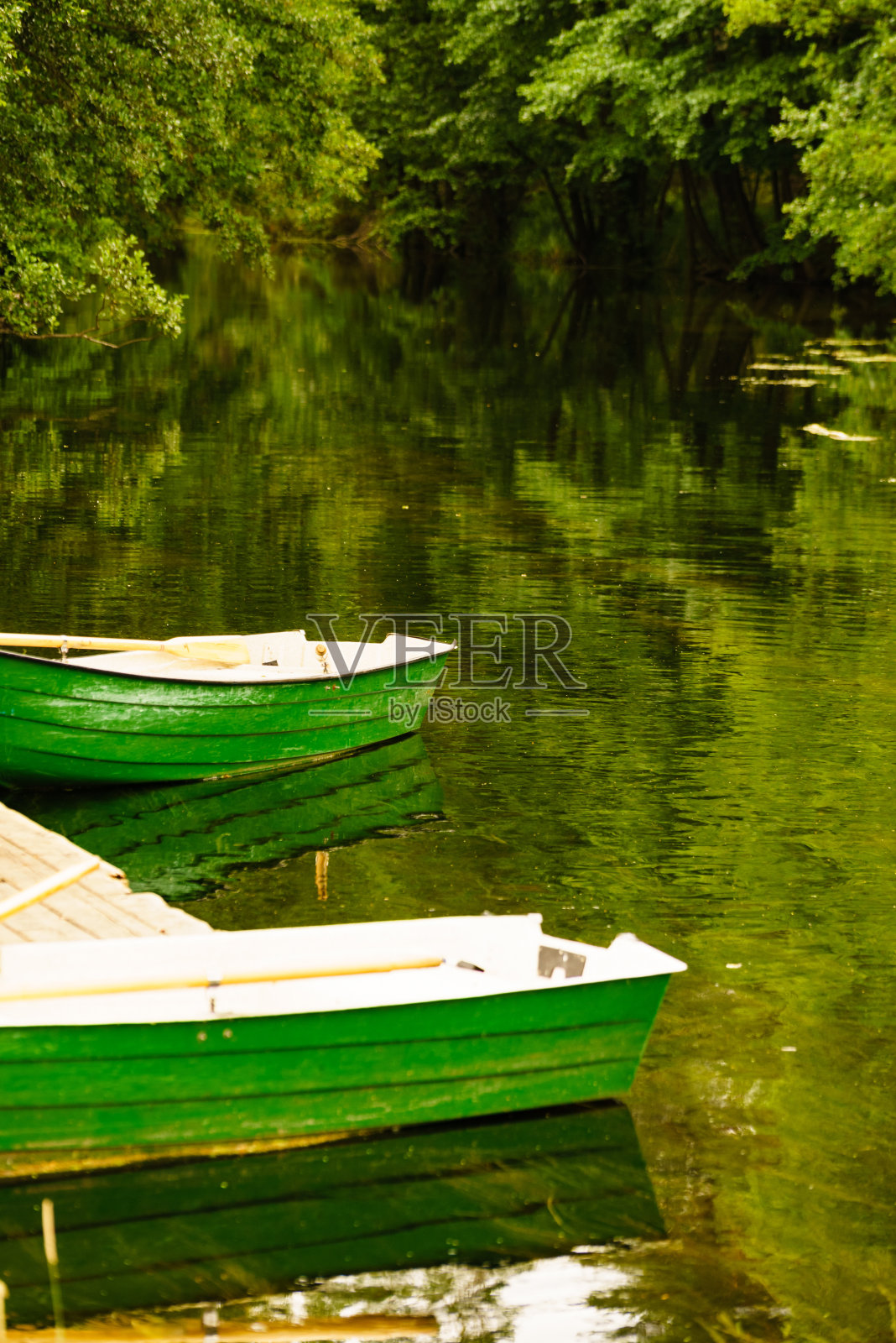 湖岸小船照片摄影图片