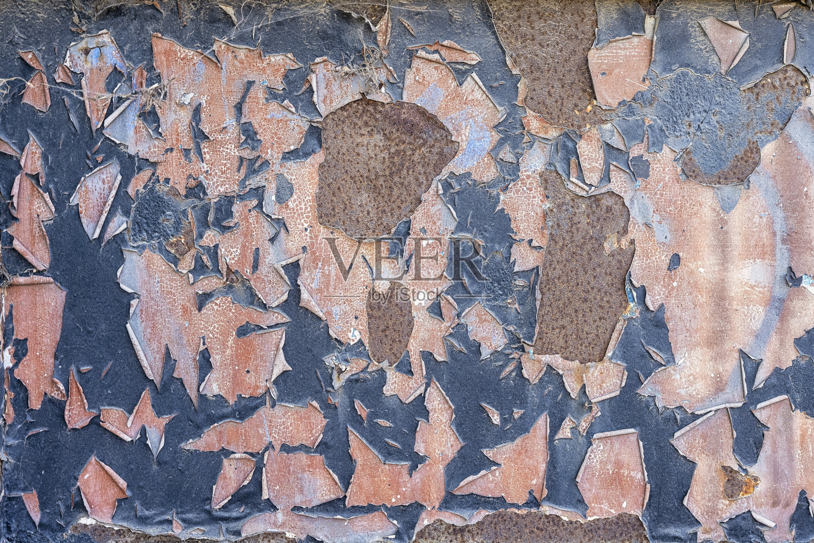 旧的蓝色油漆锈迹斑斑，正在剥落。抽象背景图案照片摄影图片