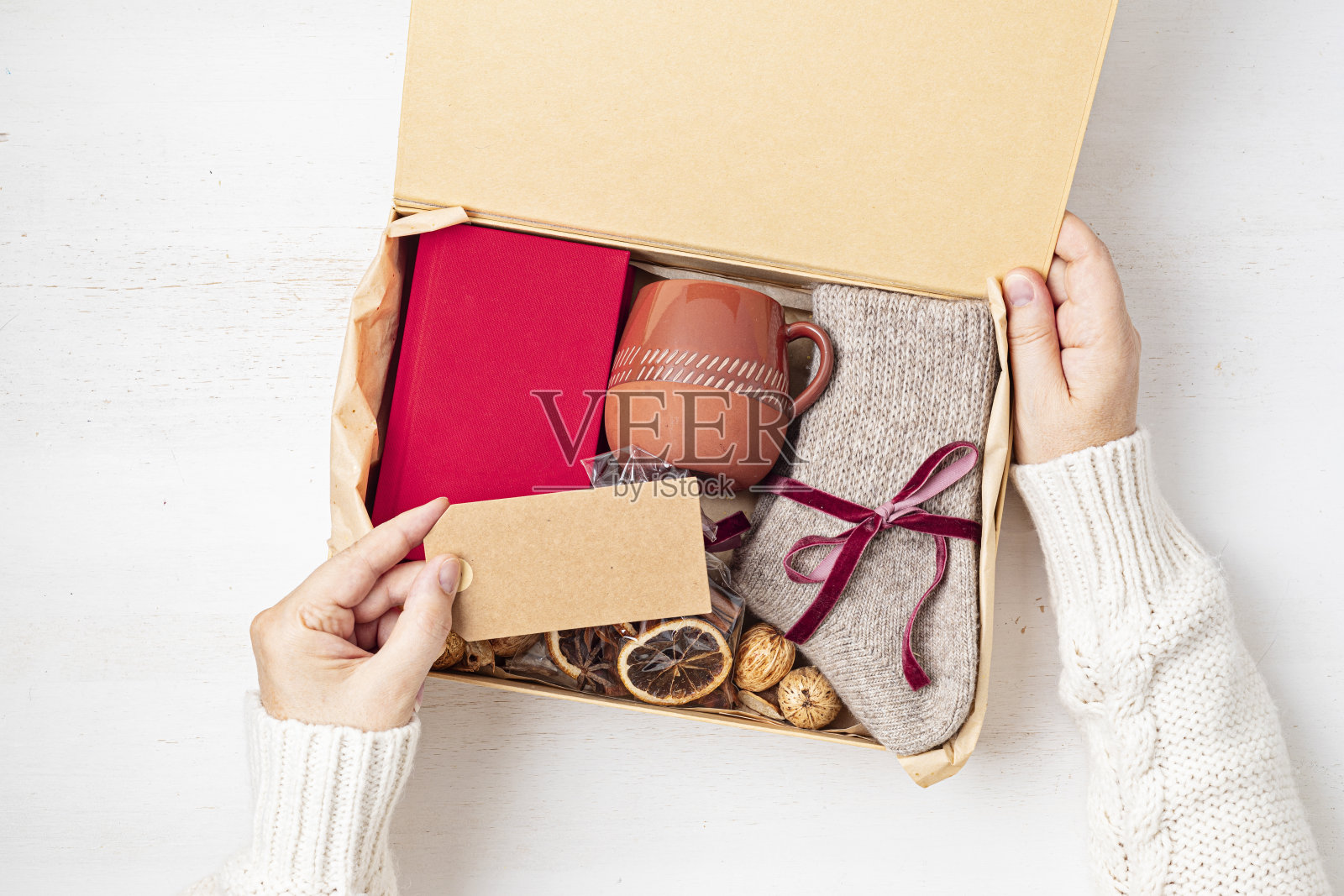 准备爱心包，包括暖袜、书、咖啡杯、香料。个性化环保篮子，适合秋天、冬天、圣诞节，祝福家人、朋友康复。早日康复礼盒照片摄影图片