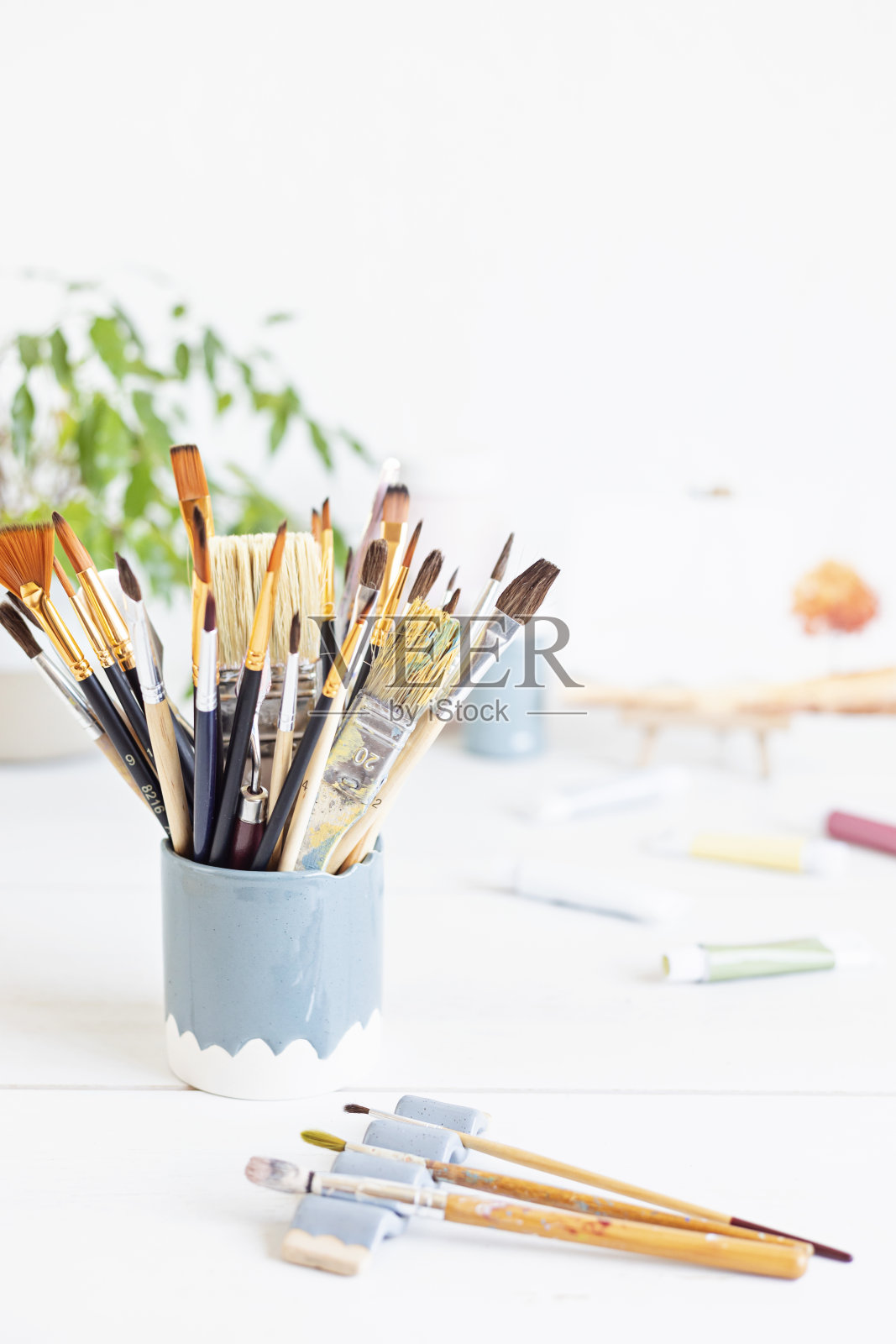 一套画笔和颜色的艺术家。工艺美术背景。安抚，减压，创造性爱好，艺术疗法照片摄影图片