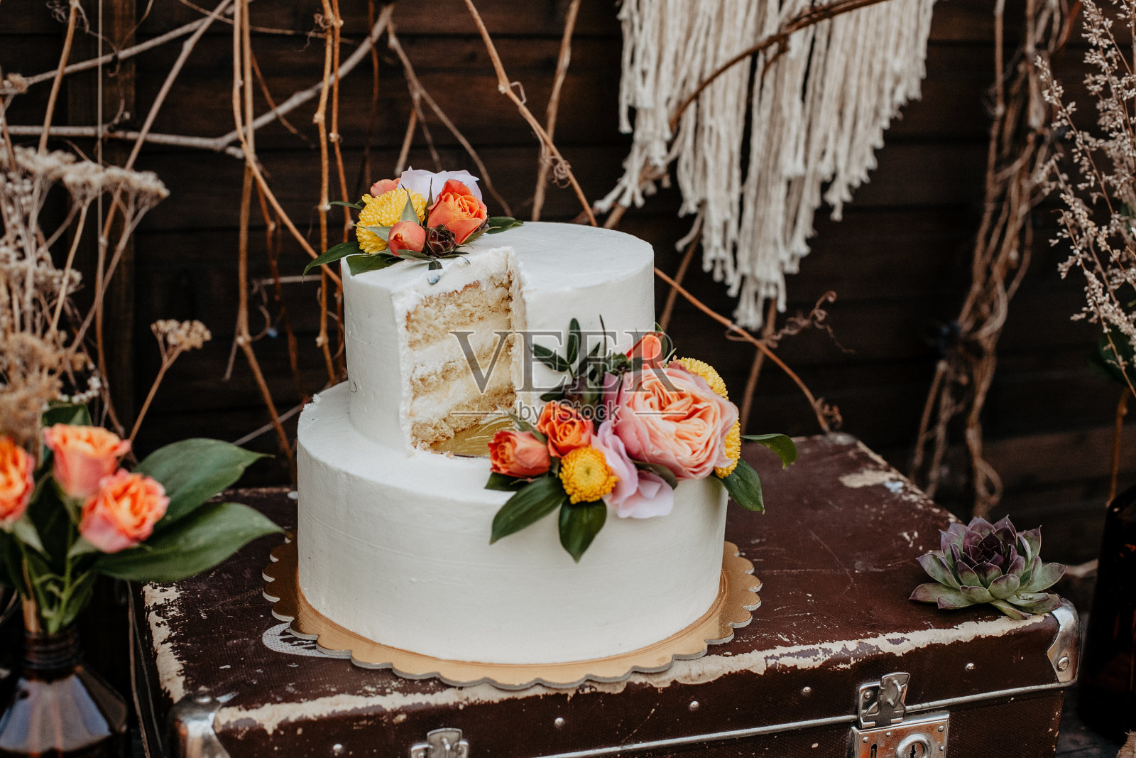 婚礼蛋糕上撒满了浆果、覆盆子、蓝莓、蓝莓、糕点、甜味、波西米亚风格的甜点照片摄影图片