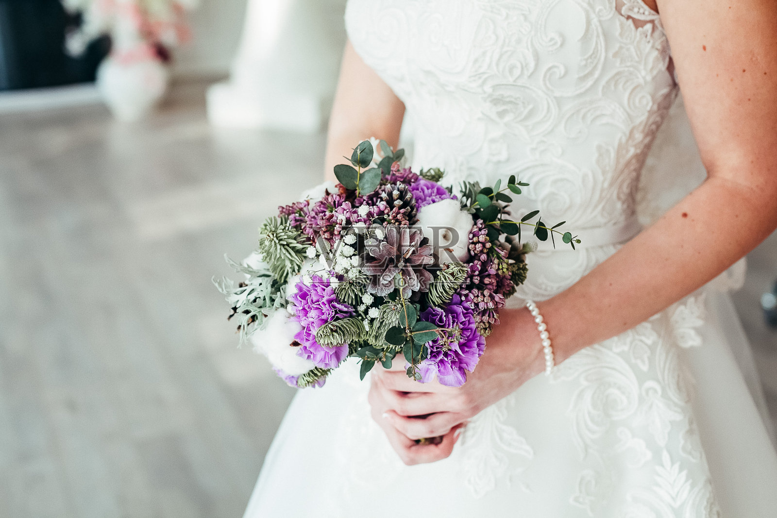 新娘手中的婚礼花束。婚礼花。新娘捧鲜花，婚礼理念照片摄影图片