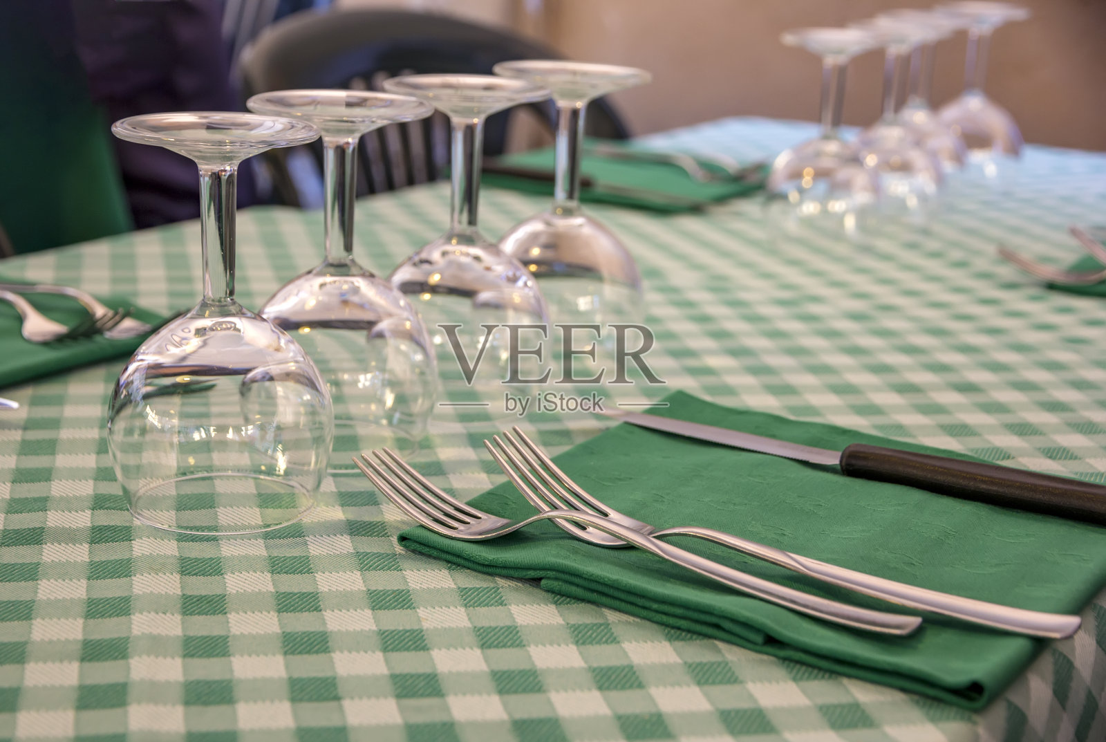 餐厅里的餐桌照片摄影图片