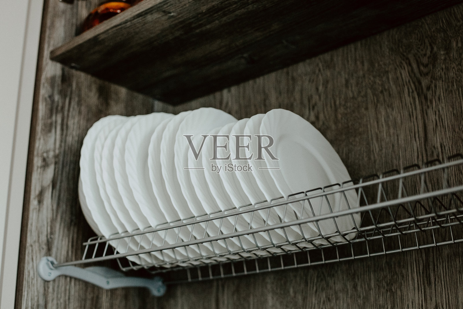 在厨房里点菜。厨房里的盘子在抽屉里。把盘子和盖子放好。照片摄影图片