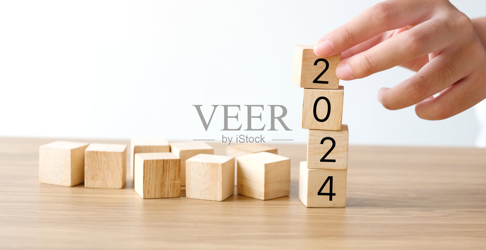 手捧2024木块方块，2024新年快乐贺卡，横幅照片摄影图片