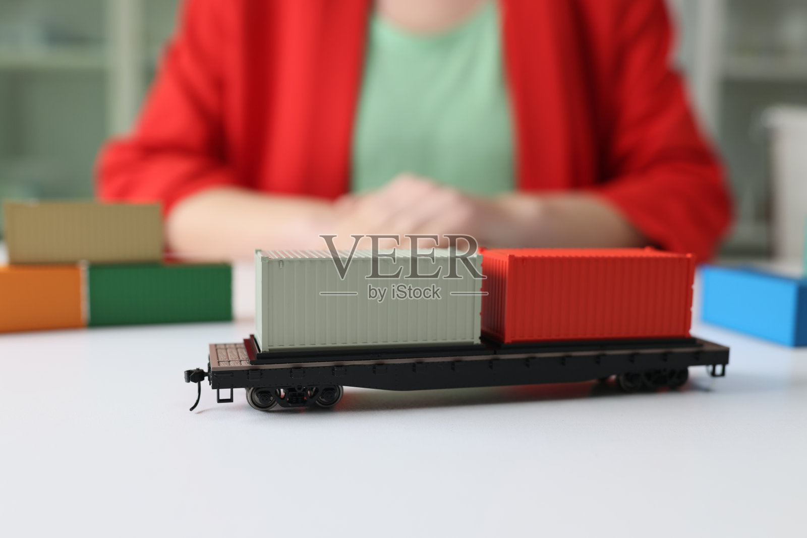 五颜六色的集装箱装在汽车拖车上等待运输照片摄影图片