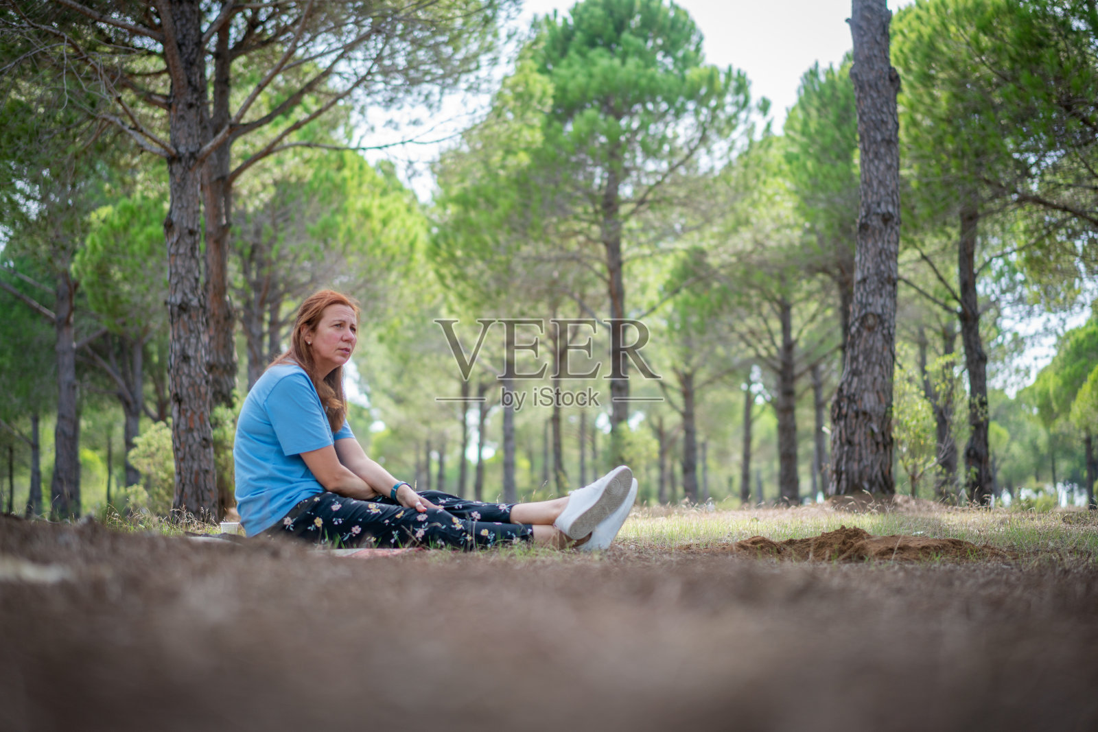 享受大自然的无忧无虑的年轻女子。照片摄影图片