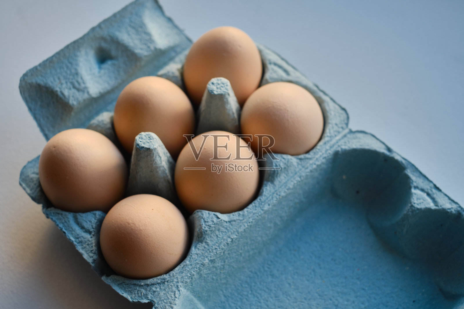 装鸡蛋的纸板箱。桌子上放着生鸡蛋的盒子。天然有机农产品。为复活节做准备。生鲜食品配送，纸箱包装。烹调用的原料照片摄影图片