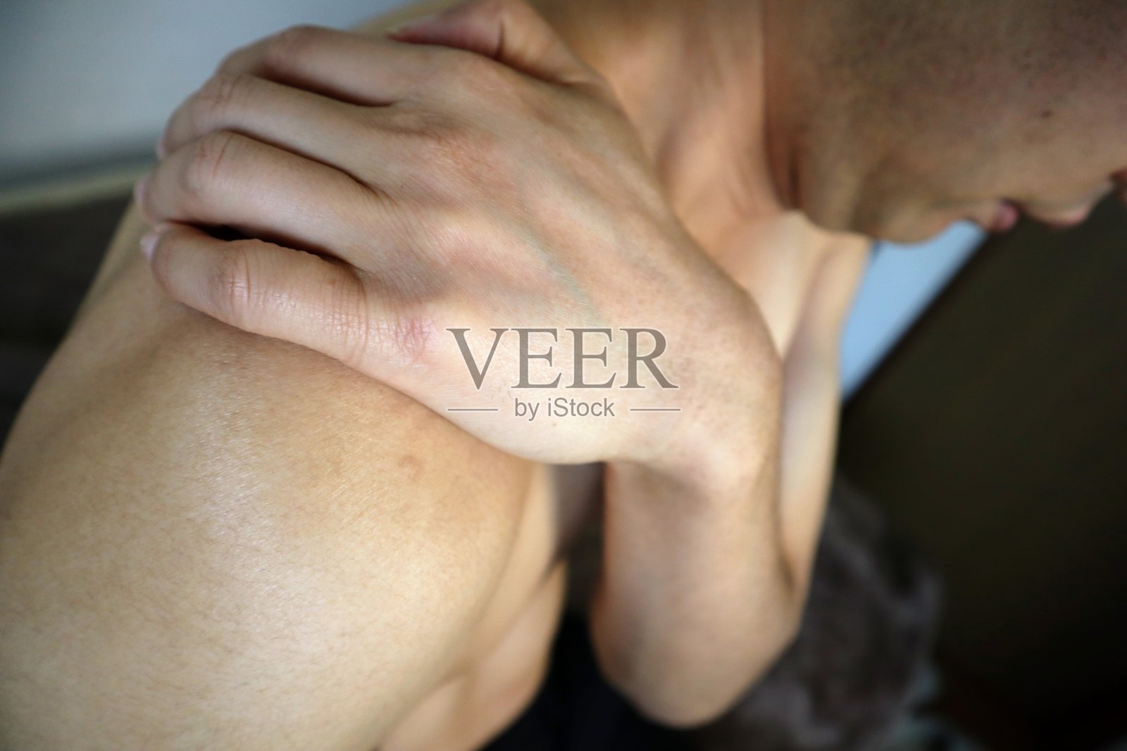 肩膀僵硬的人照片摄影图片