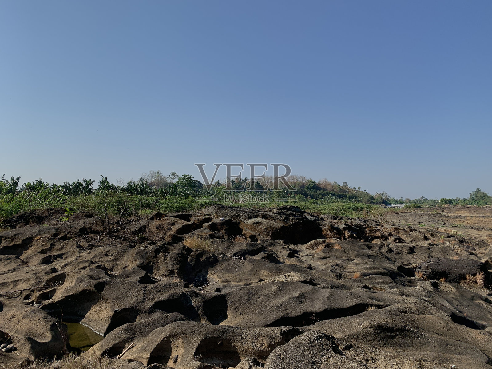 在旱季，大坝里的水和岩石的景色非常美丽照片摄影图片