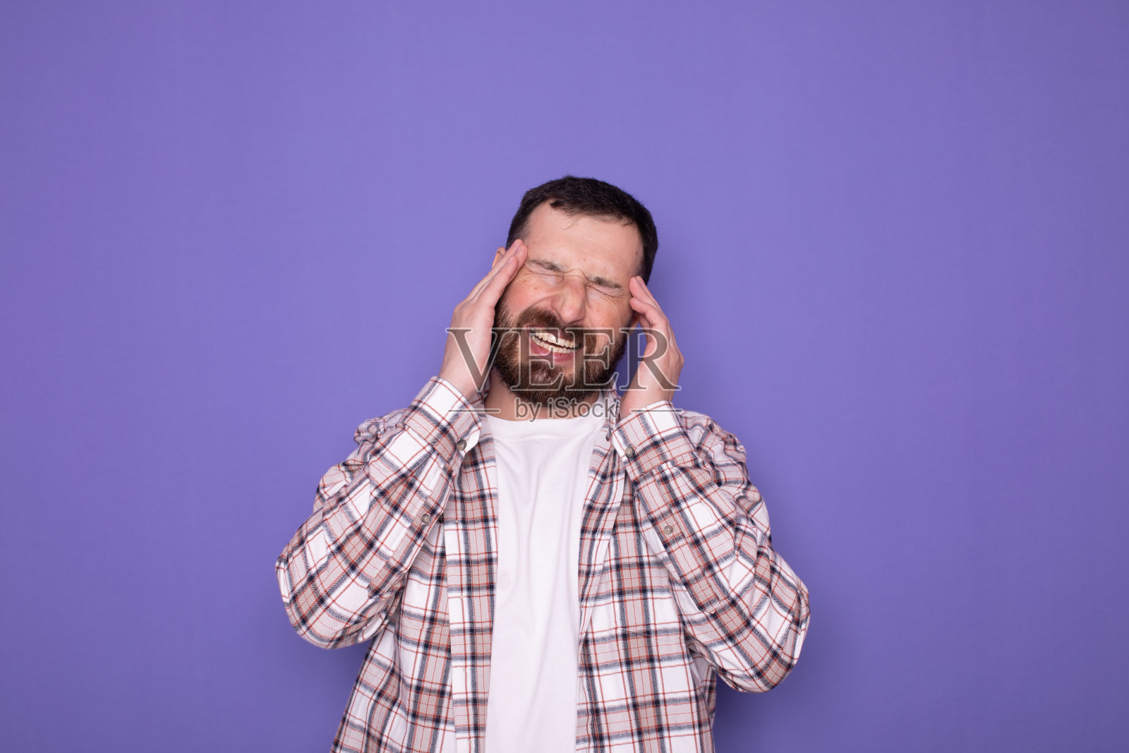 有胡子的帅哥头痛。头疼照片摄影图片