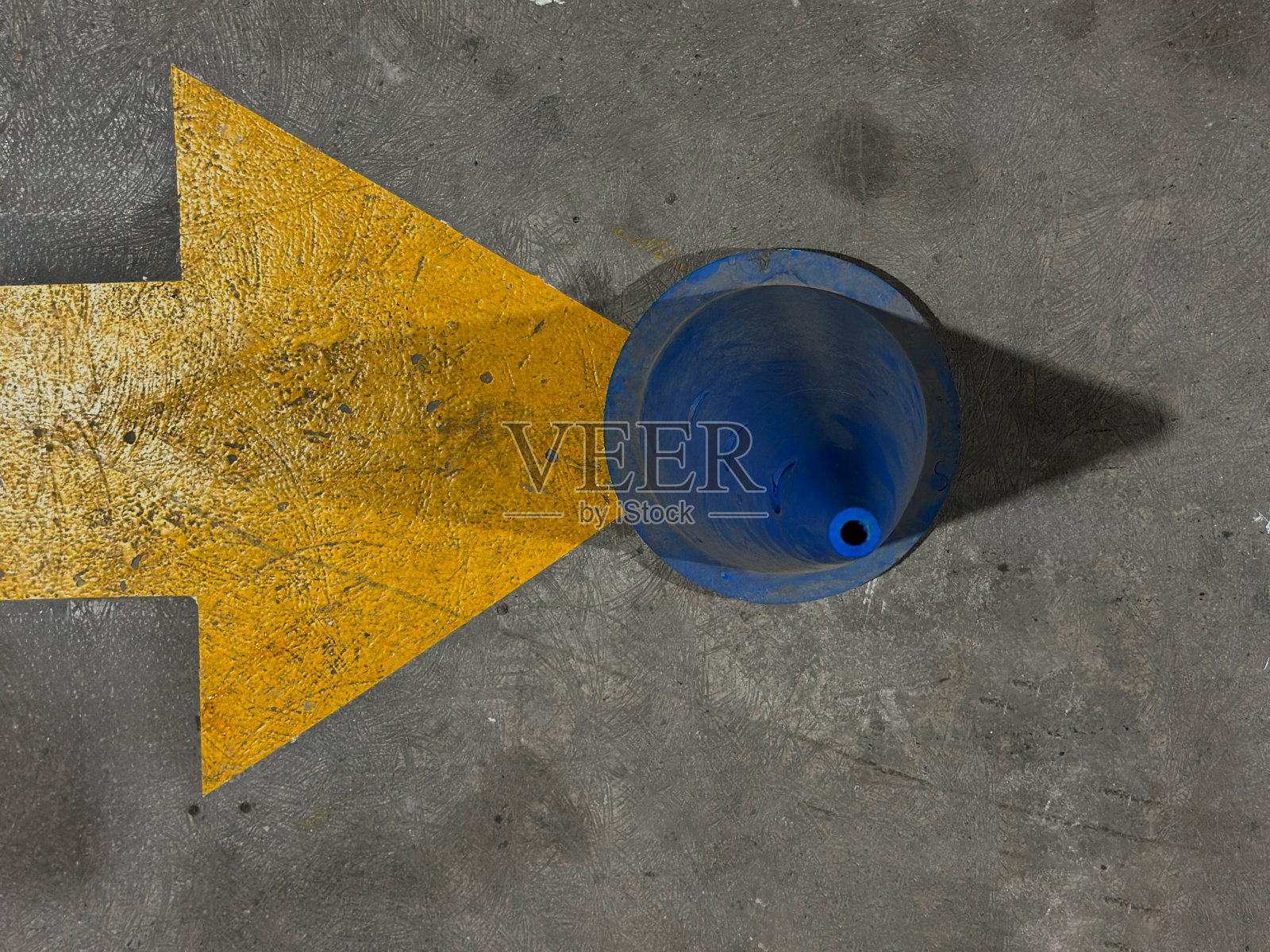 蓝色圆锥形浮筒前的黄色箭头标志库存照片照片摄影图片