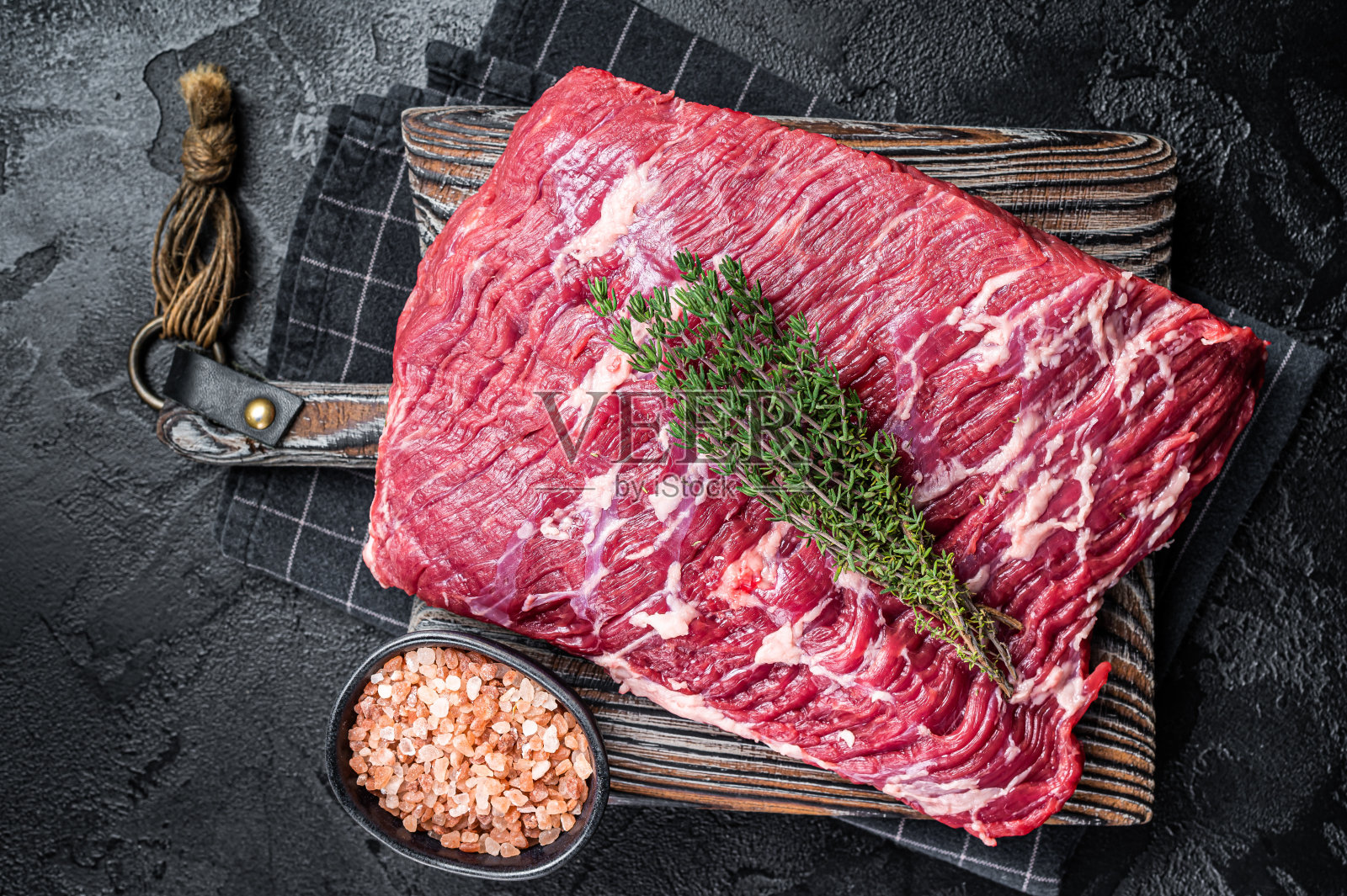 一块生牛腩，烧烤肉。黑色背景。俯视图照片摄影图片