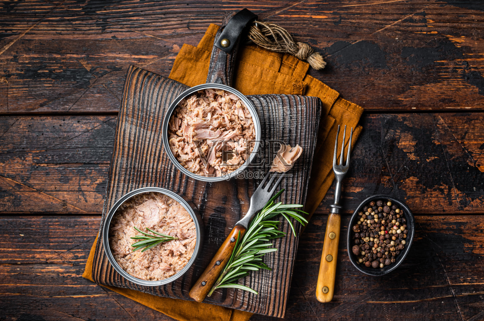 可配金枪鱼鱼片。木制背景。俯视图照片摄影图片