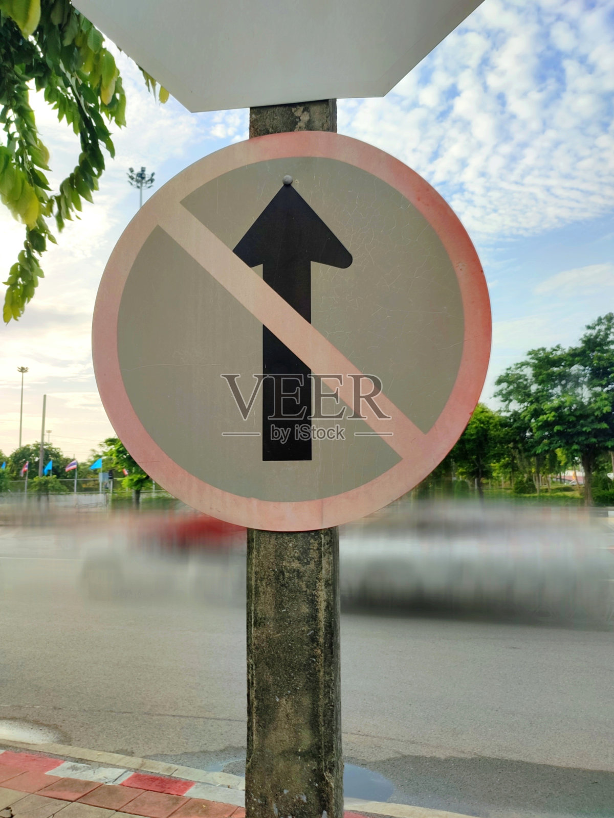 一个古老的交通标志，“禁止进入”，贴在城市路边的一根杆子上。照片摄影图片