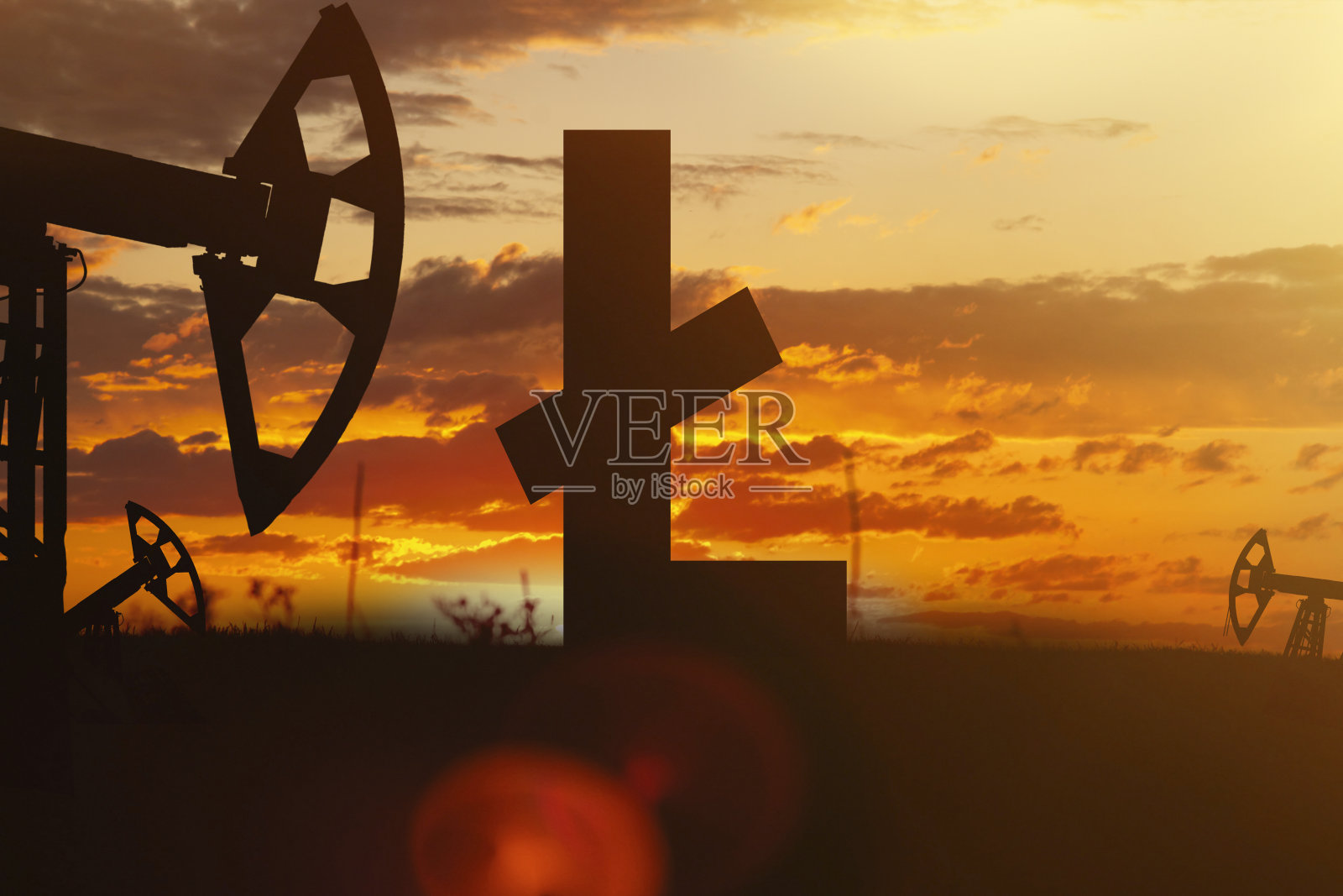 在美丽的日落背景下唱着卢布和石油标志。以卢布买卖原油。照片摄影图片