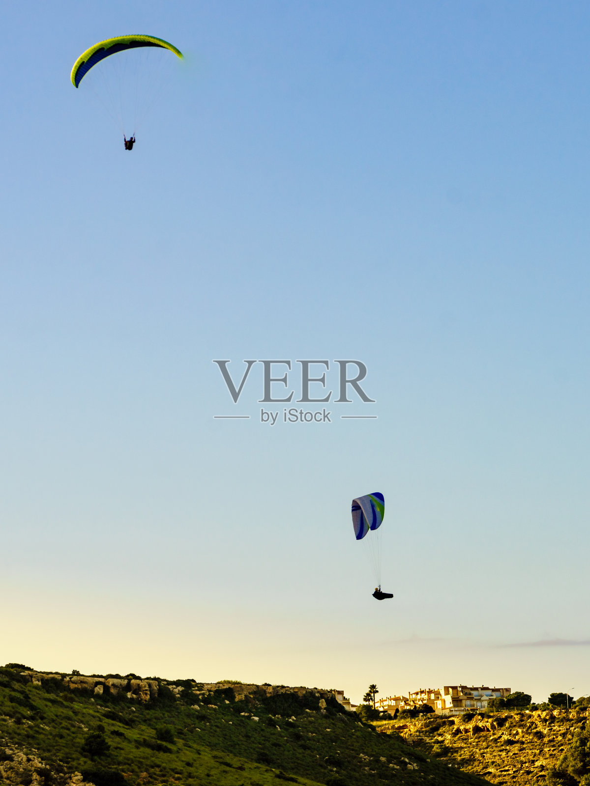 滑翔伞在天空中飞翔。照片摄影图片