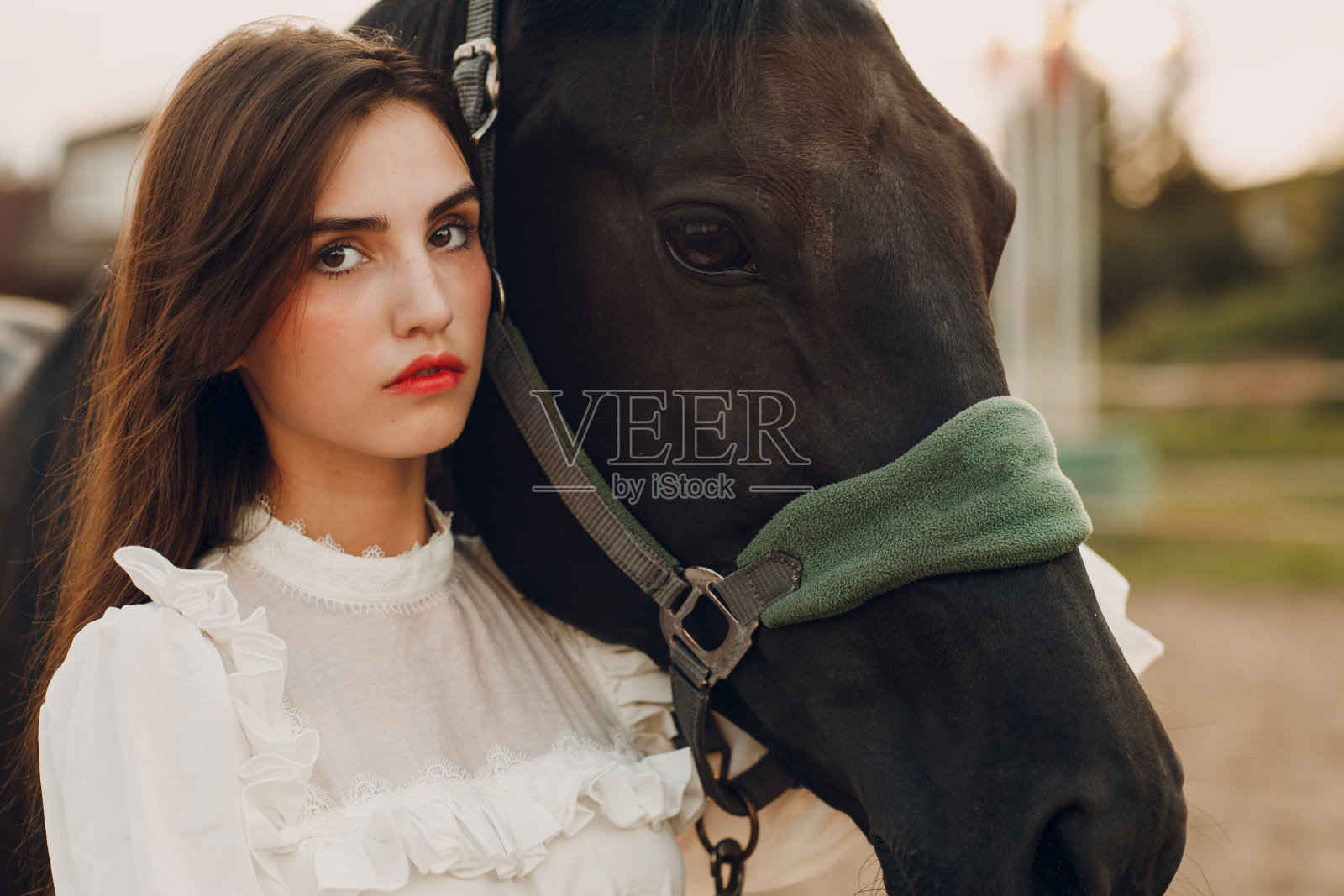 一名妇女和她的马在户外牧场照片摄影图片