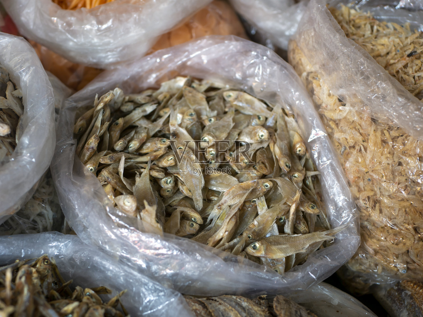 印尼日惹传统市场上的咸鱼照片摄影图片