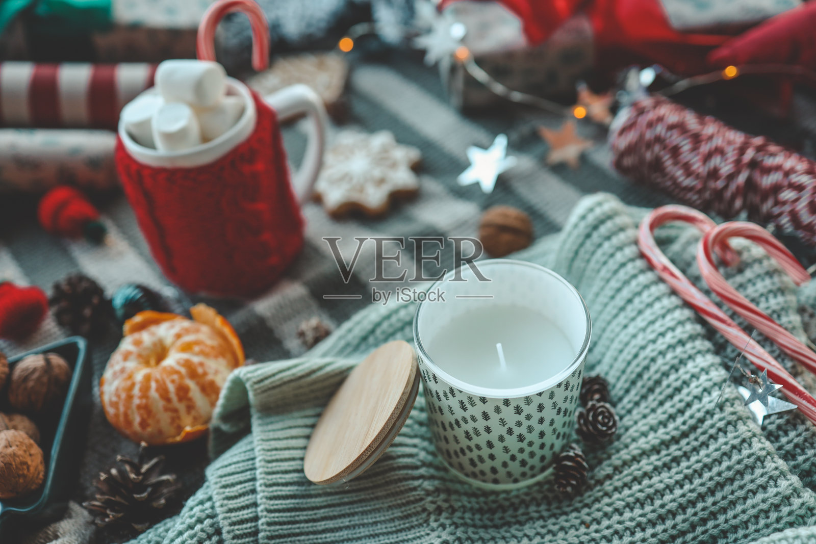 蜡烛和新年礼物，圣诞节气氛照片摄影图片