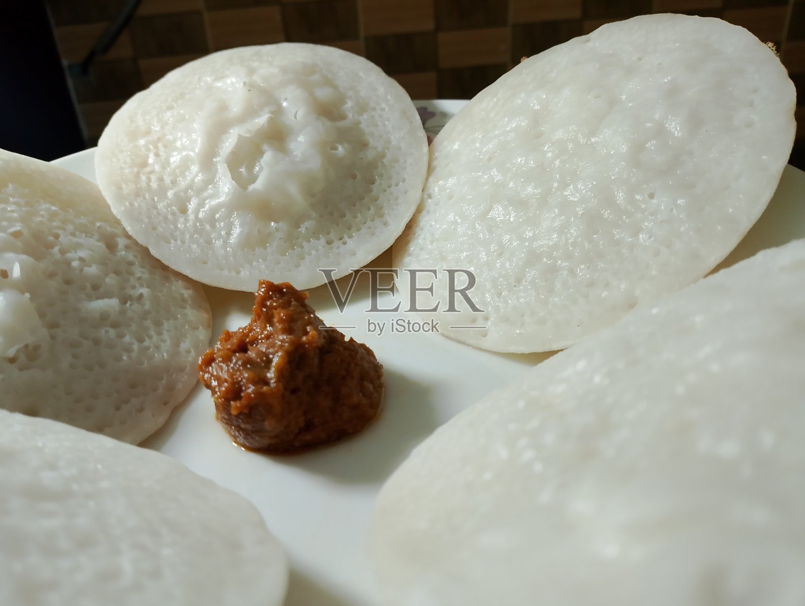 在冬天的日子里，吃着热辣辣的辣椒和酸辣酱是非常有趣的。照片摄影图片