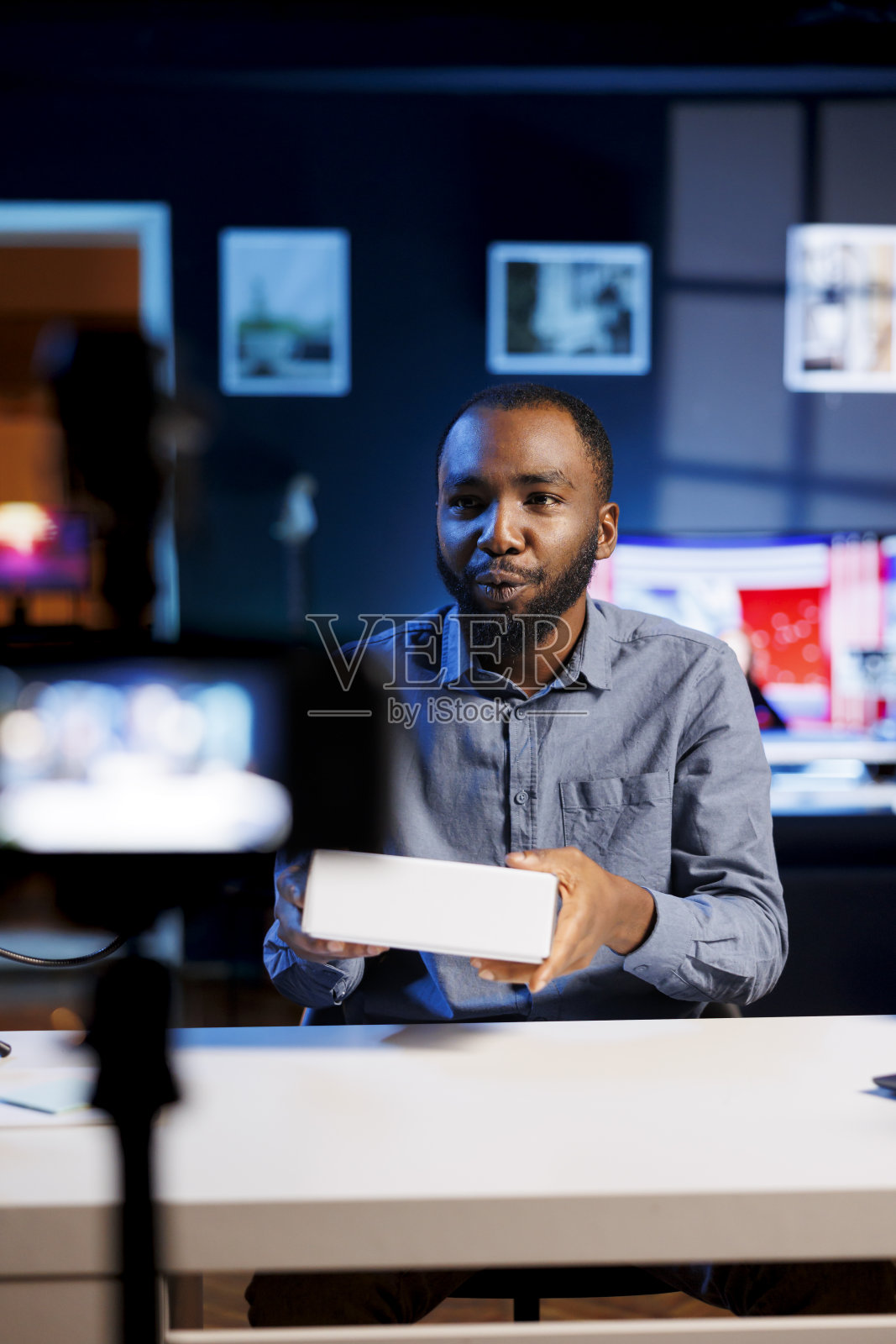 男子从赞助商那里打开产品照片摄影图片