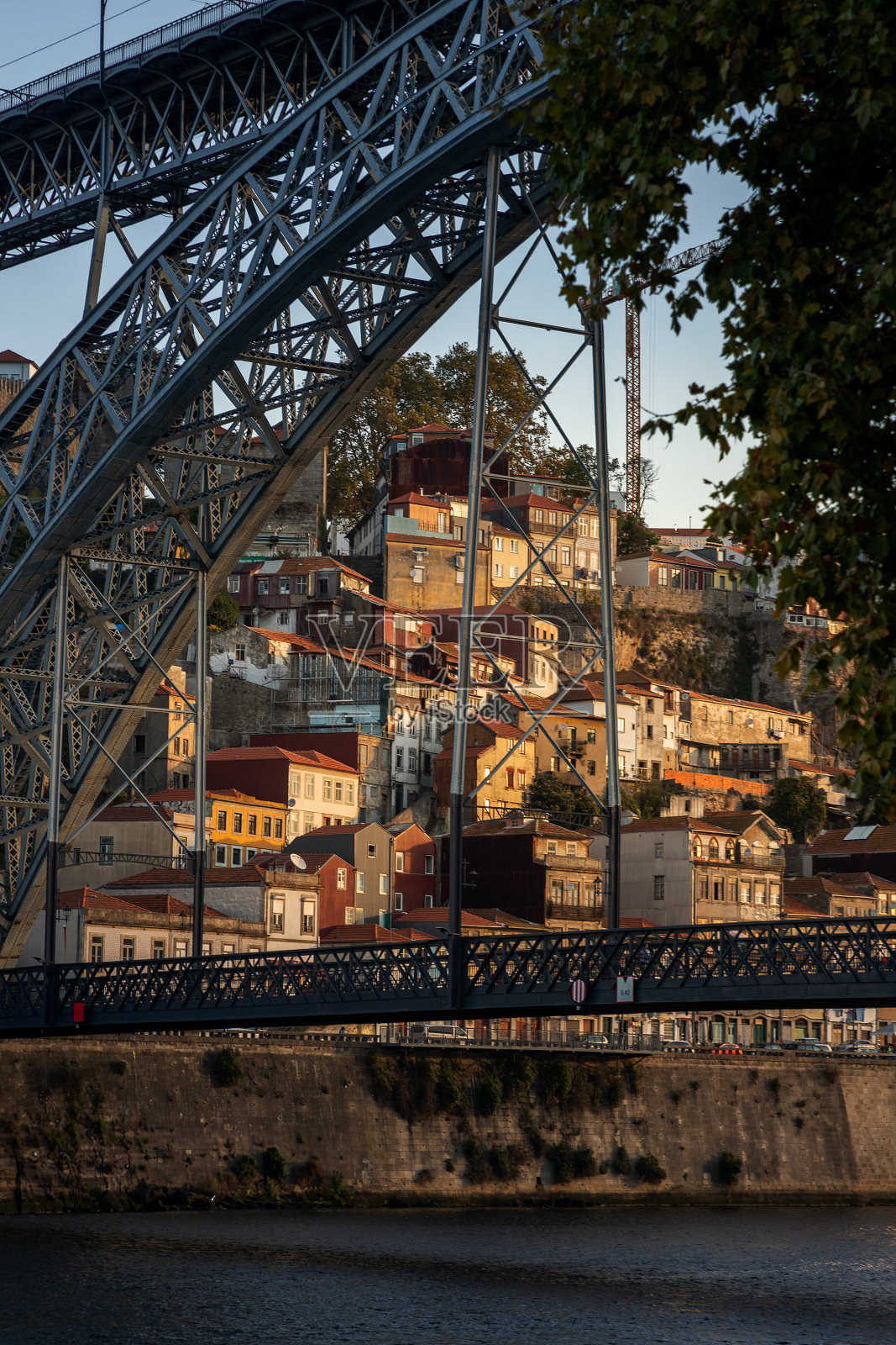 葡萄牙秋天黎明时分的杜罗河和波尔图城照片摄影图片