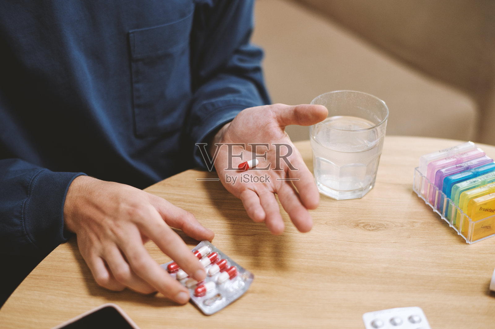 人物服用止痛药照片摄影图片