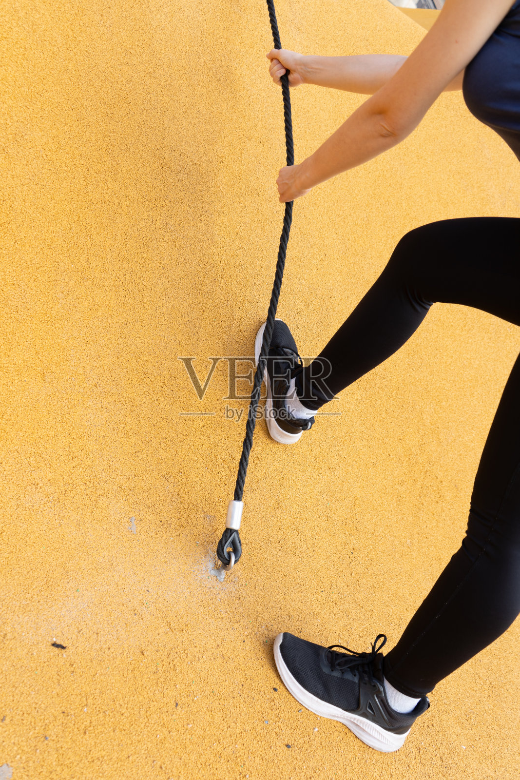 征服高度:女性攀登的决心照片摄影图片