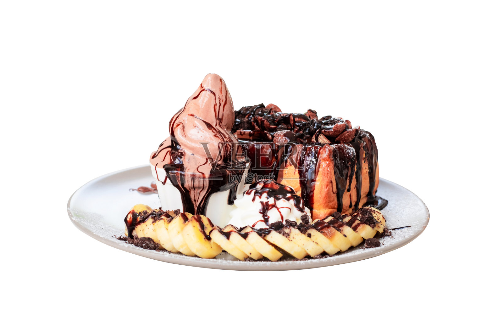 巧克力吐司、冰淇淋和香蕉吐司放在一个白色盘子里，在白色的背景上分开，有剪辑路径照片摄影图片