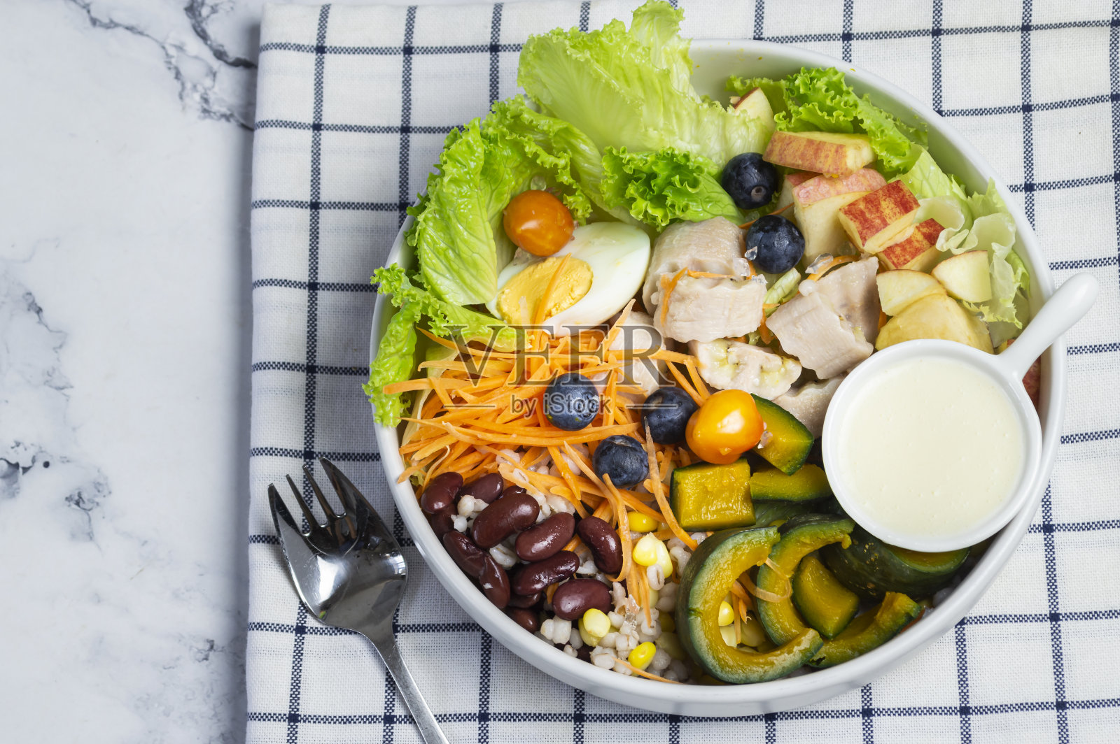 一碗混合沙拉和蛋黄酱在一个白色的杯子里照片摄影图片