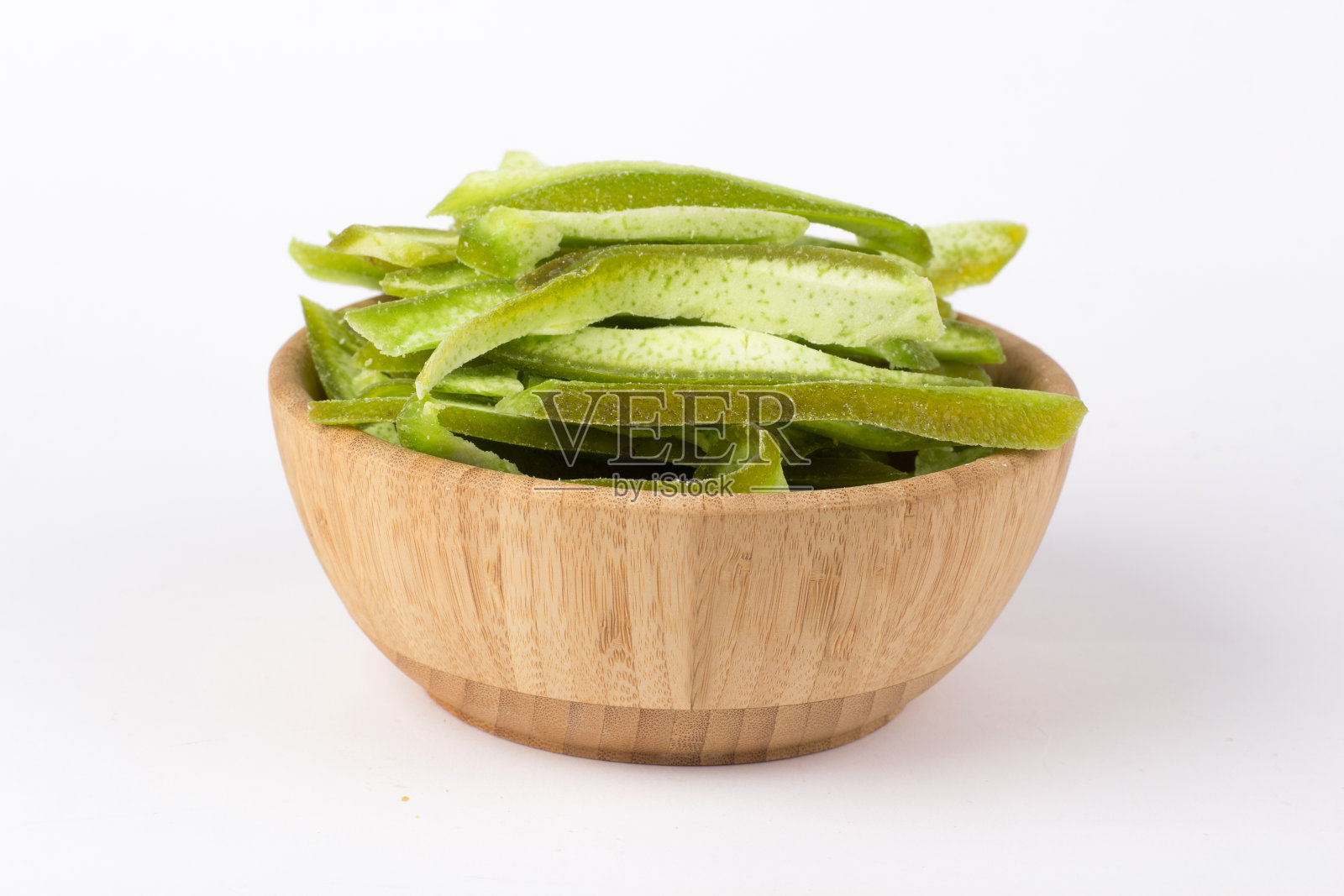 天然干柚子片在木碗白色的背景。水果零食是健康饮食和替代甜点照片摄影图片