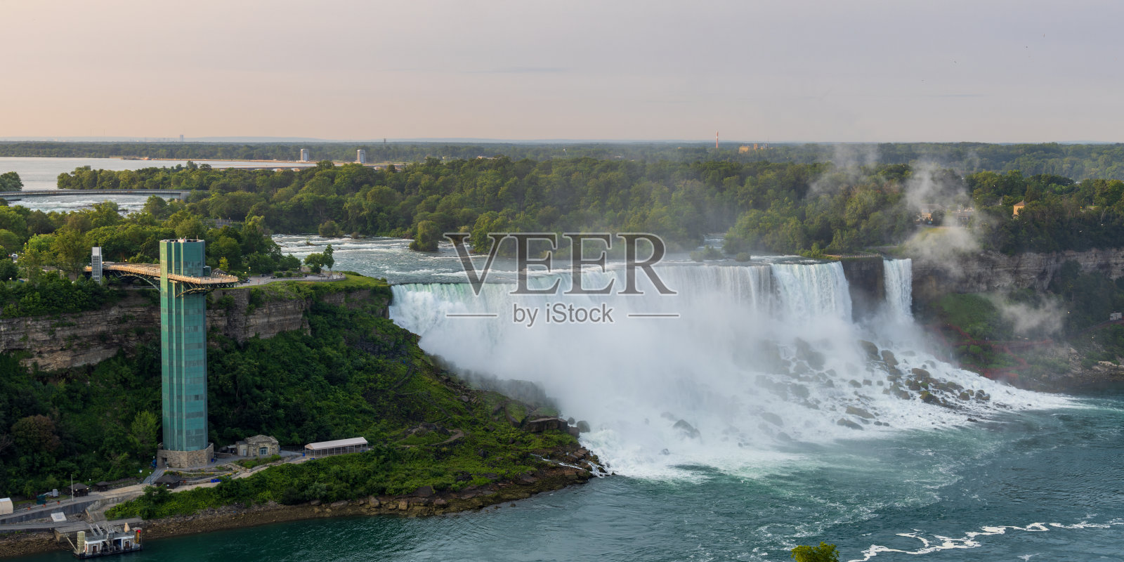 清晨安静的美国瀑布和尼亚加拉瀑布瞭望塔照片摄影图片