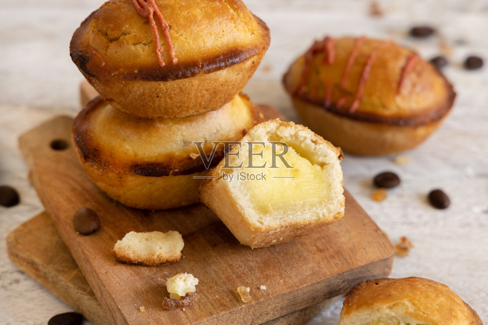 近距离观察木桩上的奶油蛋羹酥皮照片摄影图片